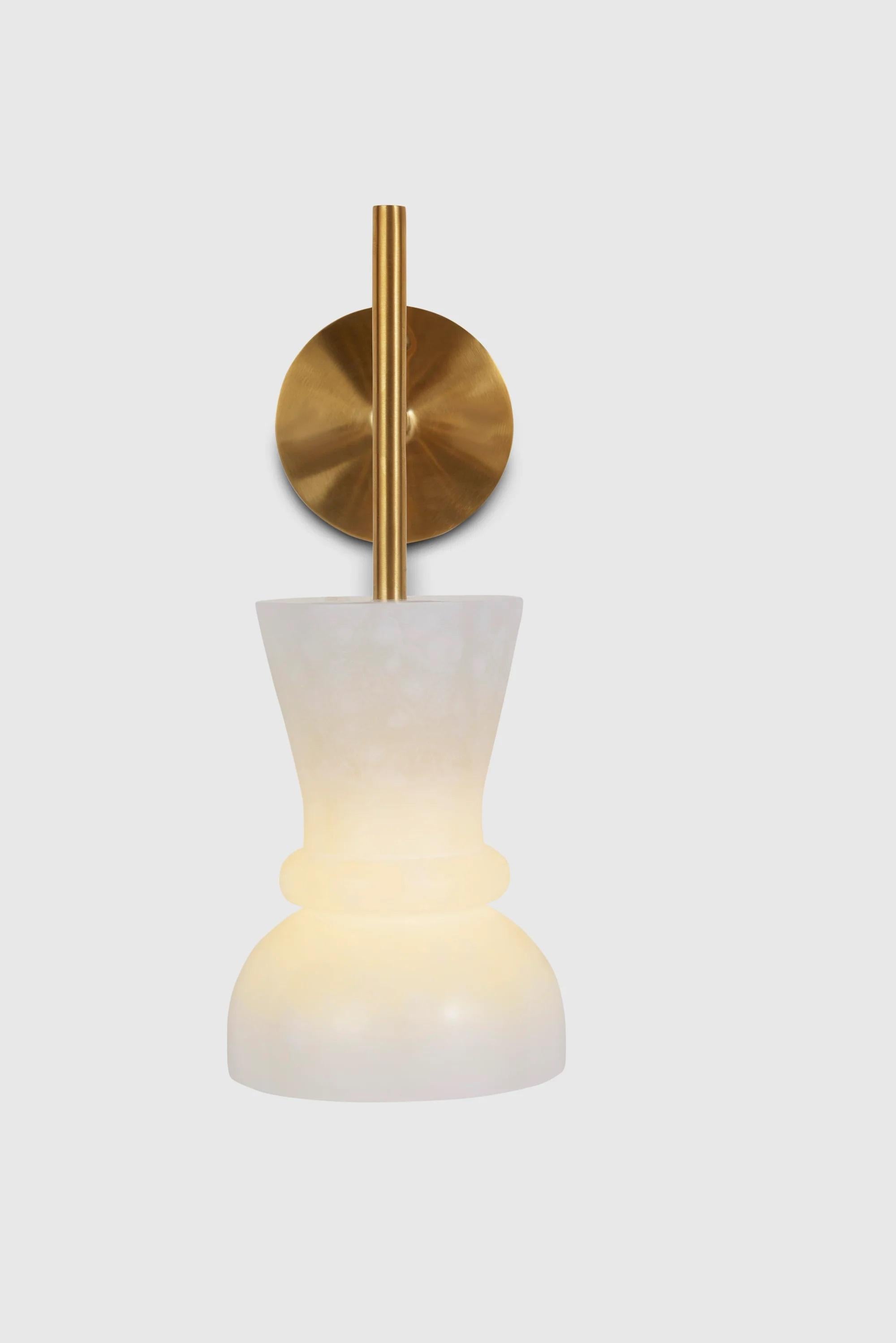 Lampada da parete in alabastro di Hatsu
Dimensioni: D. 14 x L. 11,5 x H. 32,7 cm
Materiali: Acciaio placcato, alabastro.

Tutte le nostre lampade possono essere cablate a seconda del Paese. Se viene venduto negli Stati Uniti, sarà cablato per gli