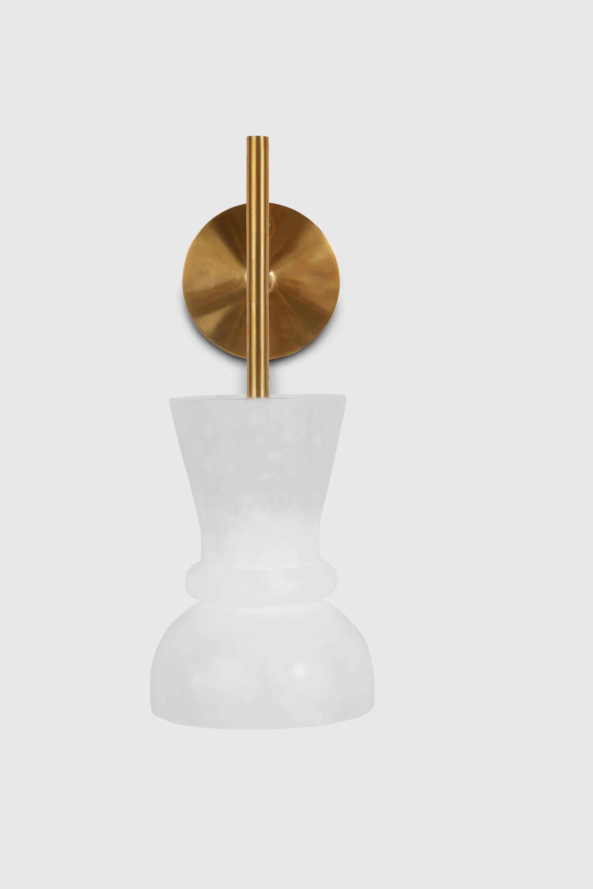 Indiano Lampada da parete in alabastro di Hatsu in vendita