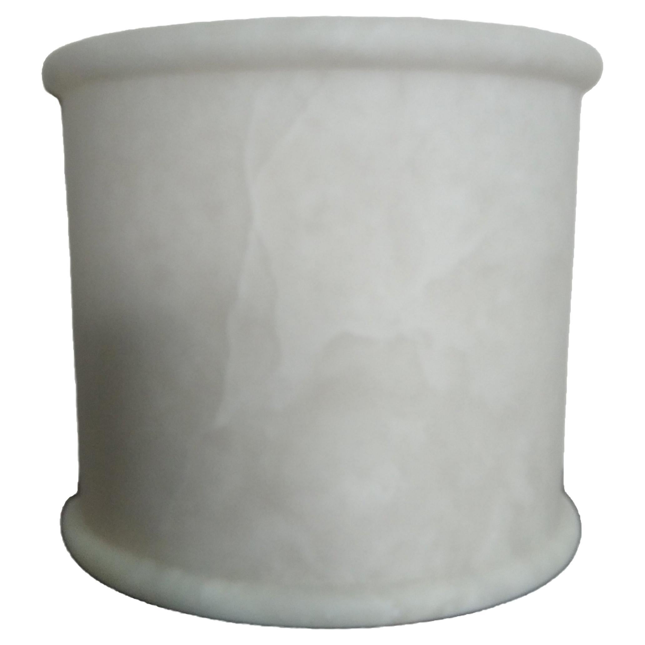 Aplique o lámpara de pared de alabastro natural en forma de medio cilindro de color blanco alabastro mediterráneo.

 Dispone de un sistema de colgado con una barra trasera que se empotra en la pieza que se une a la pared y sujeta la parte