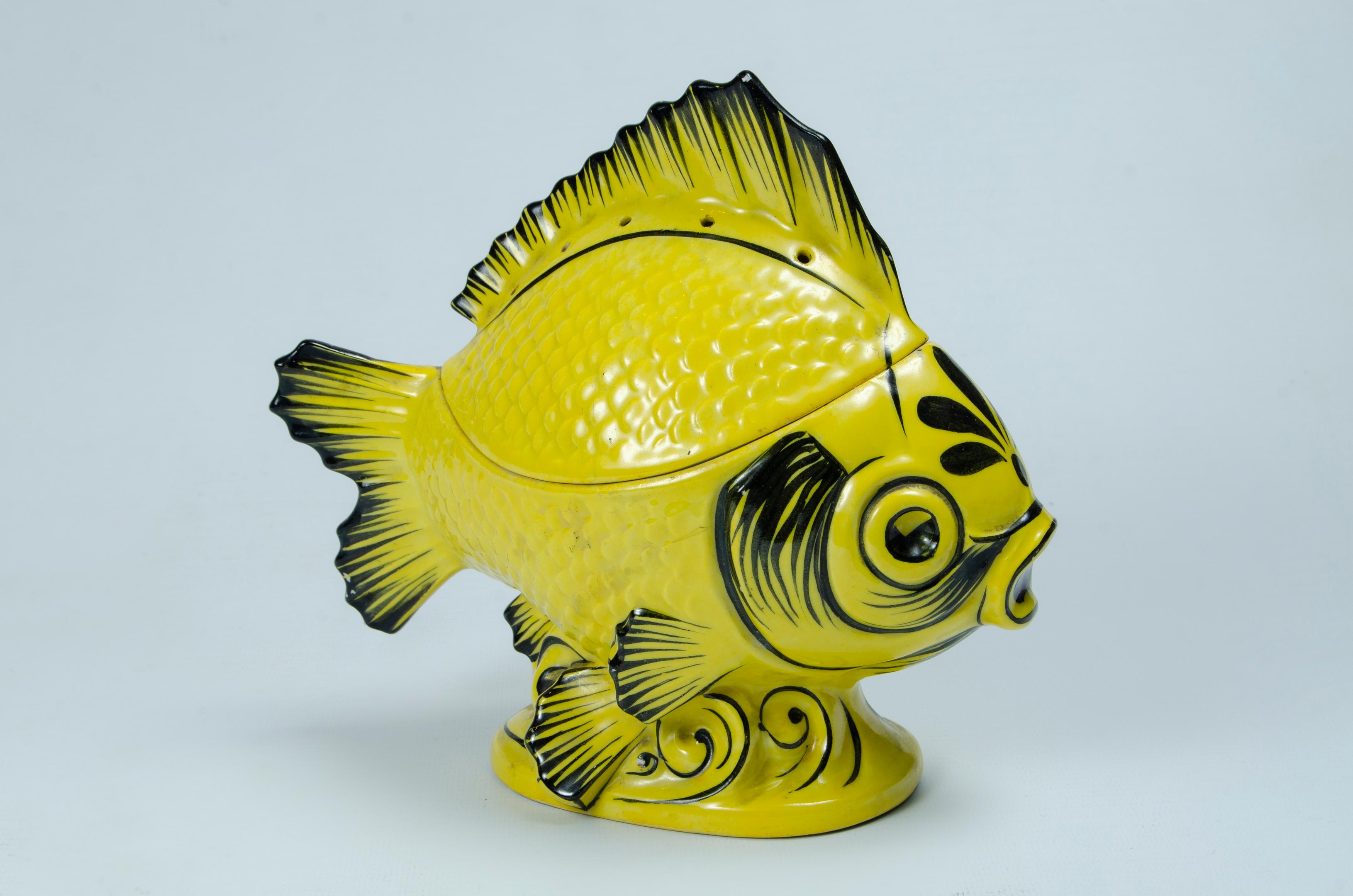 Aladdin Art Deco Box
Porcelain fish (with lid)
Circa 1930 Origin France
Perfect condition.