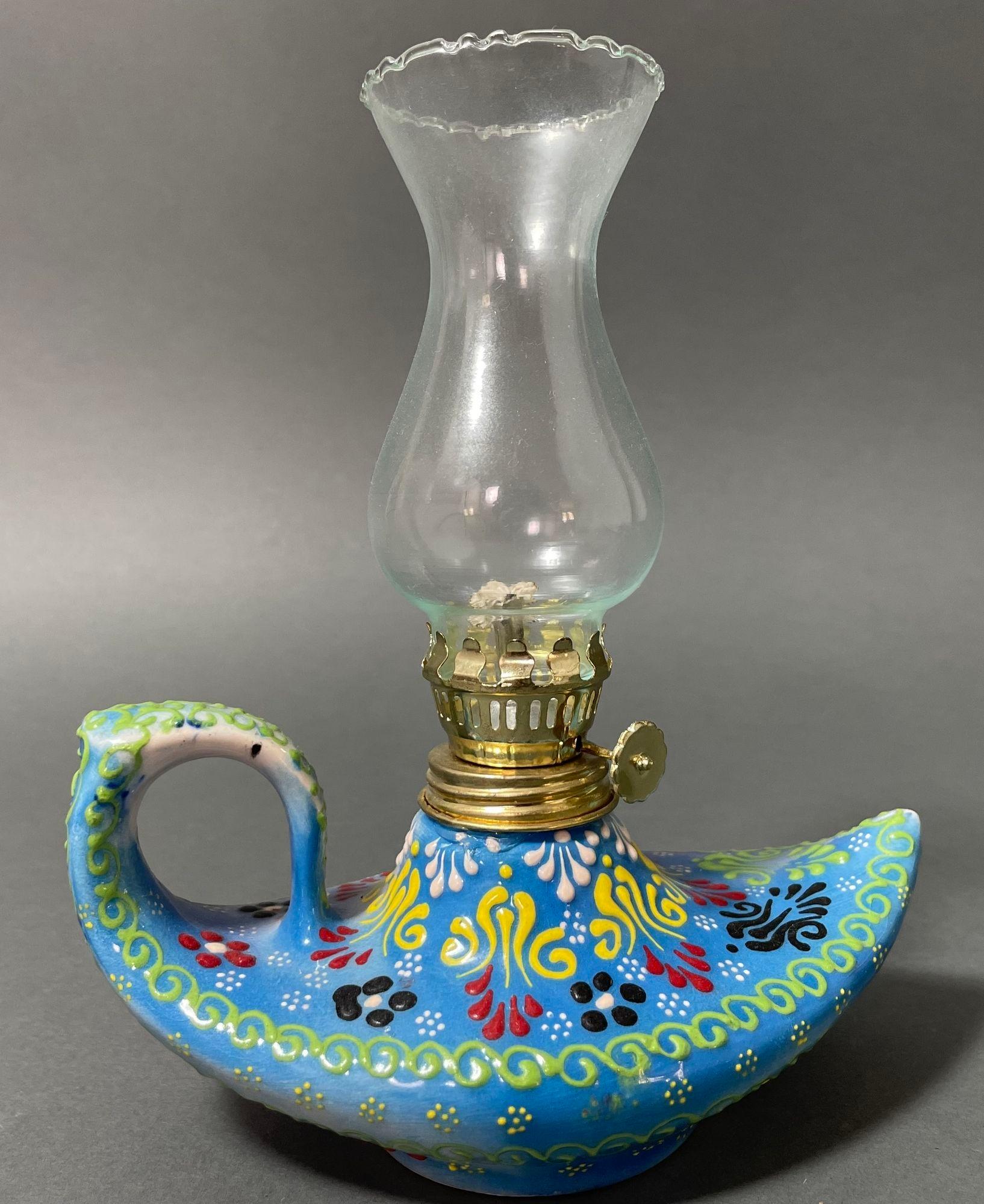 Lampe à huile turque en céramique bleu turquoise fabriquée à la main, lampe à huile ouragan, lanterne.
Cette lampe à huile vintage a une base en poterie qui évoque une lampe d'Aladin des Mille et une nuits.
Céramique texturée peinte à la main avec
