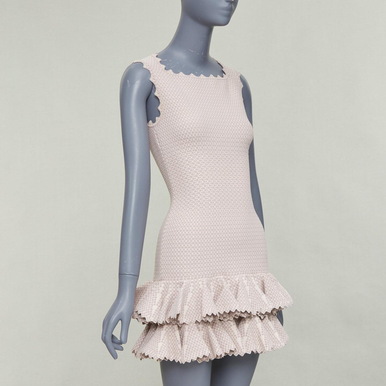 Beige ALAIA 2011 - Robe sirène à volants, tissage à points texturés, beige, à volants festonnés FR36 S en vente