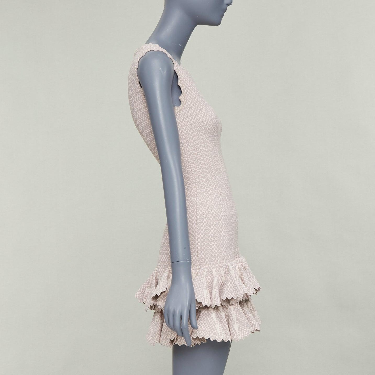 ALAIA 2011 - Robe sirène à volants, tissage à points texturés, beige, à volants festonnés FR36 S Bon état - En vente à Hong Kong, NT