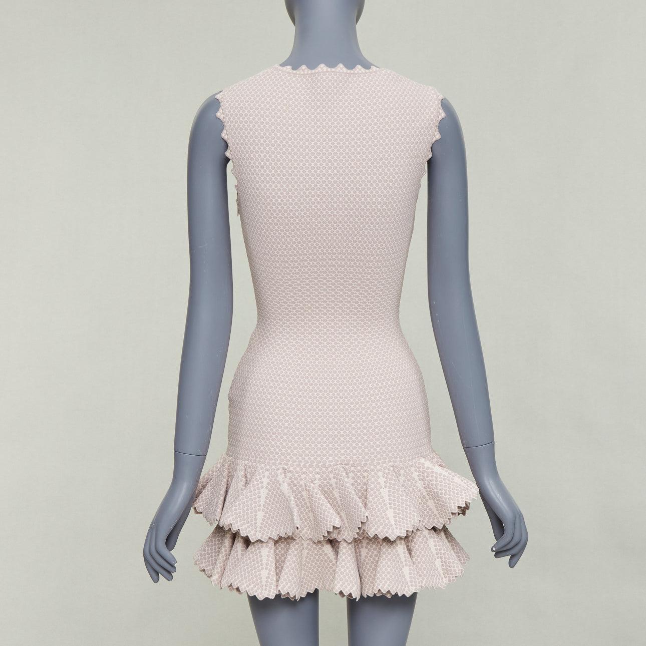 ALAIA 2011 - Robe sirène à volants, tissage à points texturés, beige, à volants festonnés FR36 S Pour femmes en vente