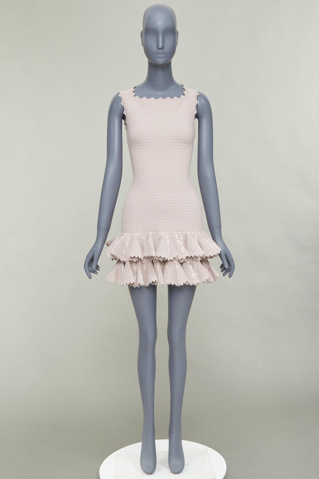 ALAIA 2011 - Robe sirène à volants, tissage à points texturés, beige, à volants festonnés FR36 S en vente 4