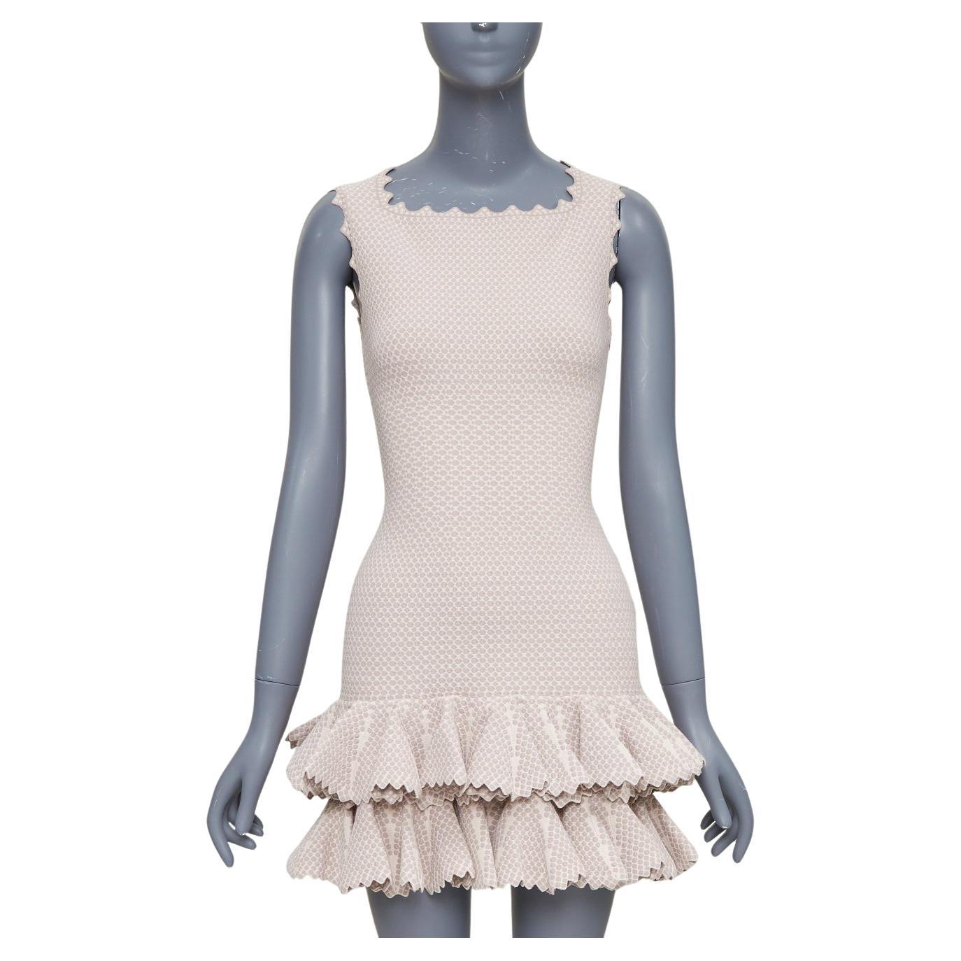 ALAIA 2011 - Robe sirène à volants, tissage à points texturés, beige, à volants festonnés FR36 S