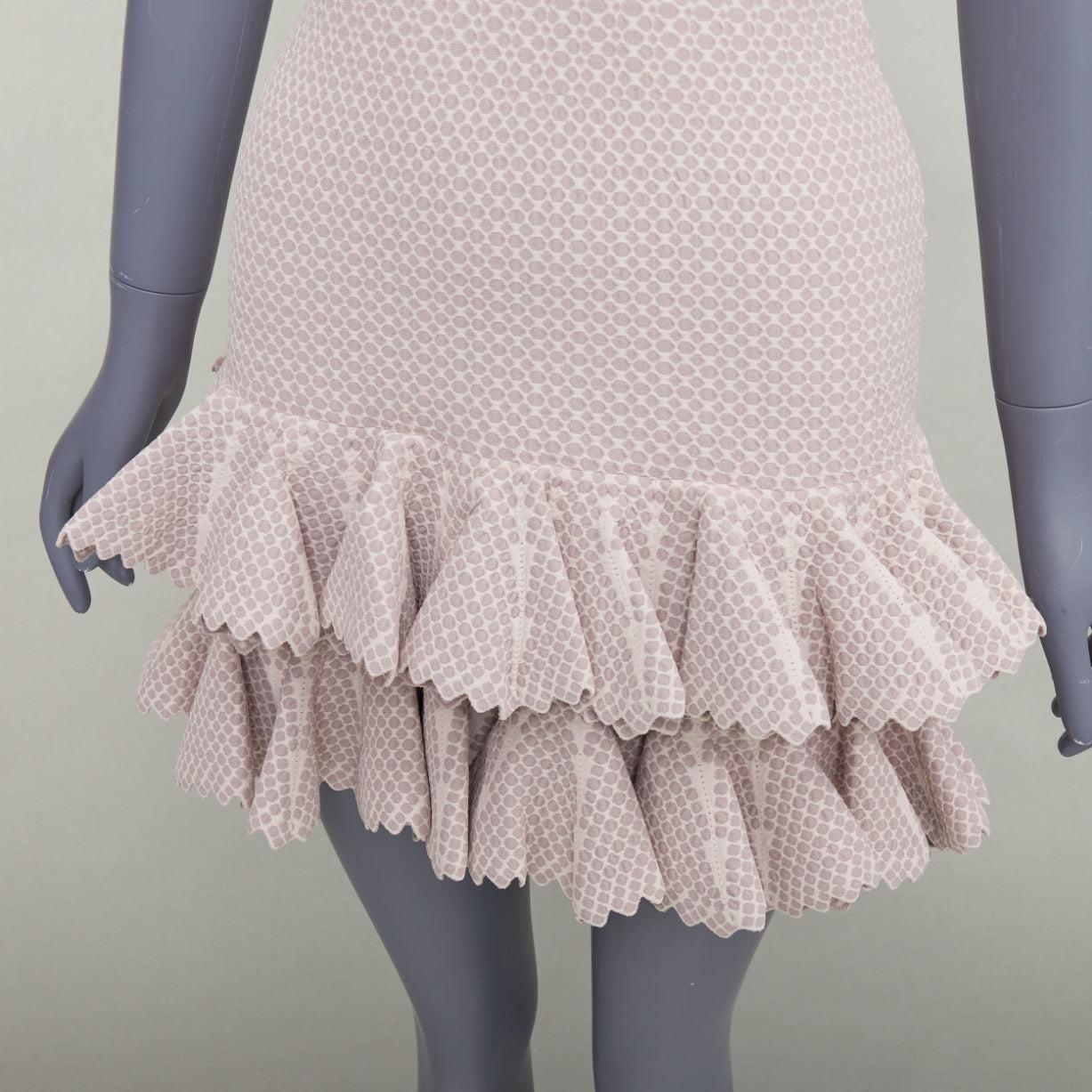 ALAIA  2011 rosa weiß beige strukturiertes Punktgeflecht mit Rüschen Meerjungfrau gestaffeltes Kleid FR36 S
Referenz: SNKO/A00521
Marke: Alaia
Collection'S: AW2011
MATERIAL: Viskose, Gemisch
Farbe: Beige
Muster: Solide
Verschluss: