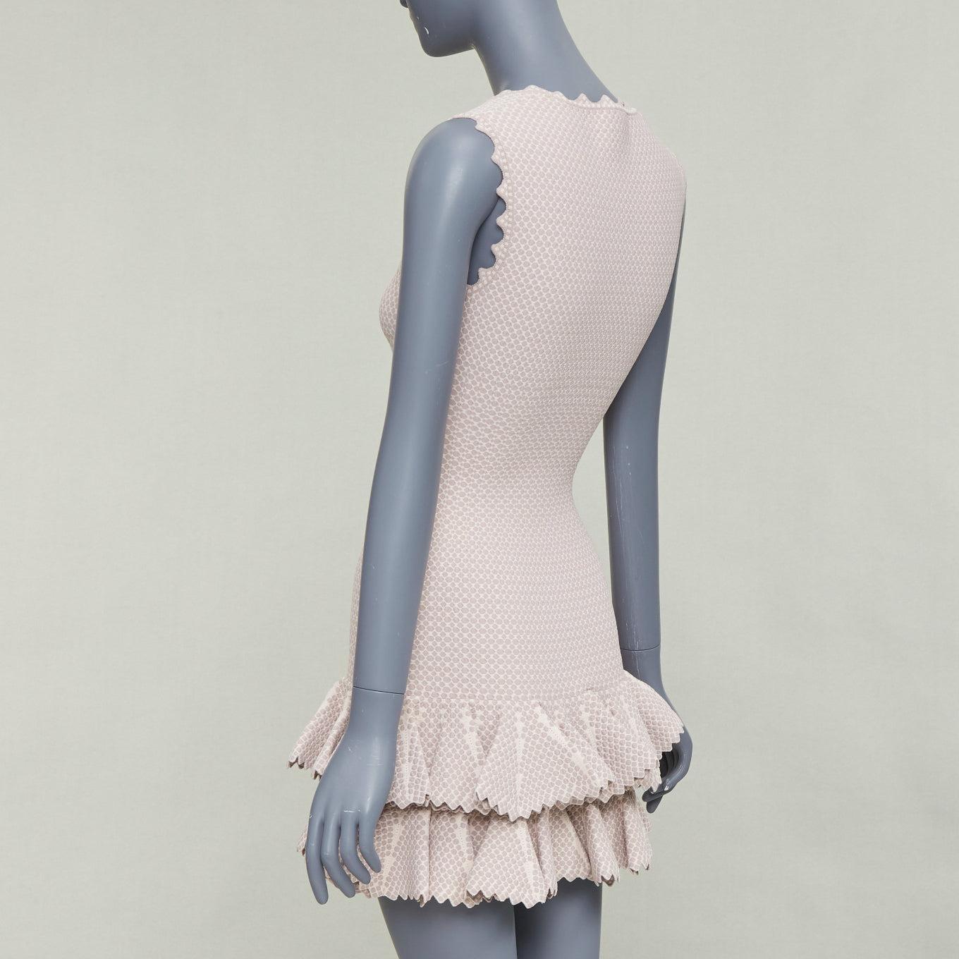 ALAIA 2011 rosa strukturiertes Punktgeflecht mit Rüschen Meerjungfrauen-Stufenkleid FR36 S im Angebot 1