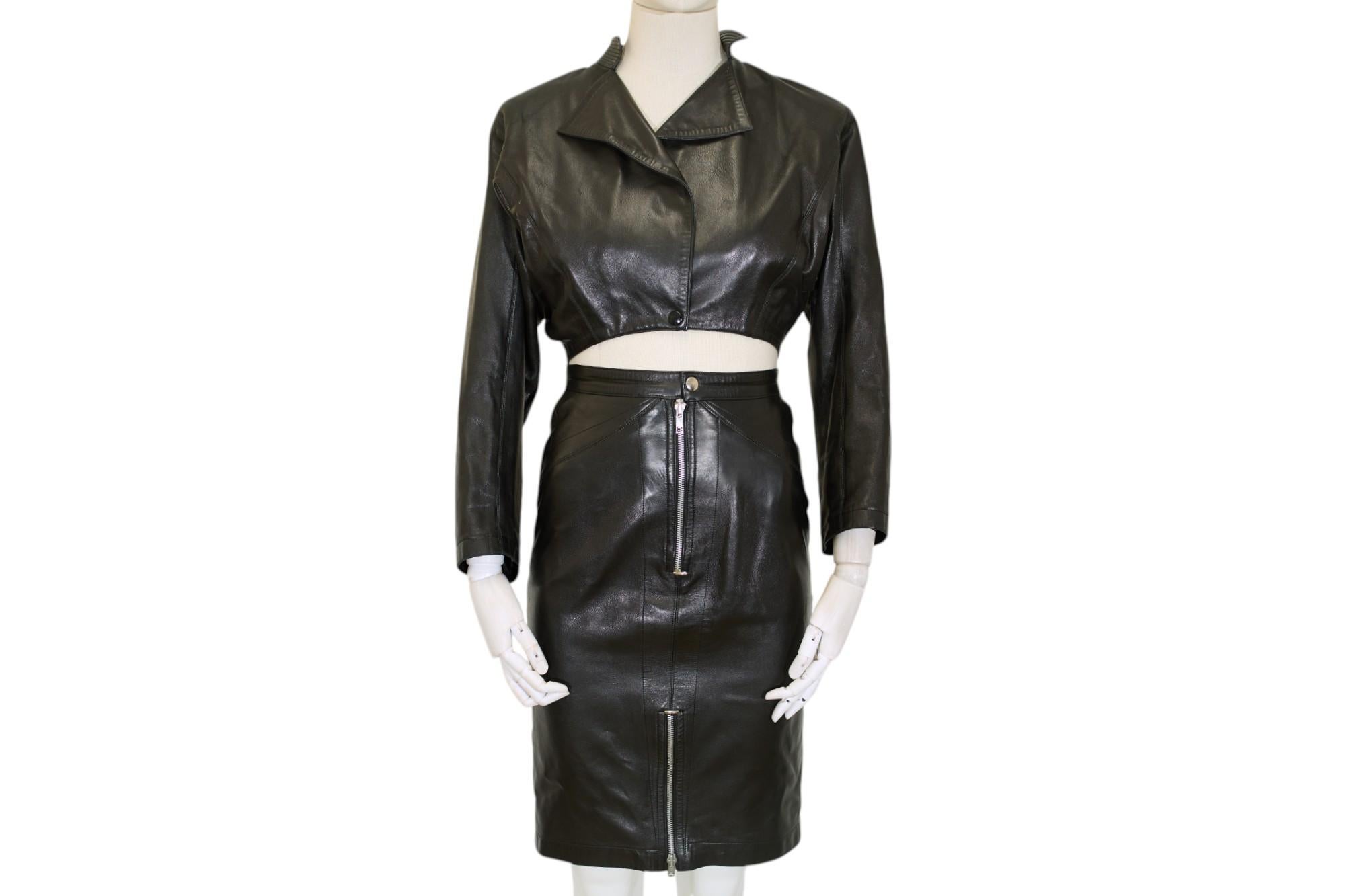 This black Alaïa leather set features a fitted jacket and matching skirt, designed in the 80s. 

Brand: Alaïa
Period: 80s
Material: Leather
Size: S
Origin: Made in Italy
Condition: Good

Top: Fits as S 

Chest: 59cm
Shoulder: 46cm
Length: