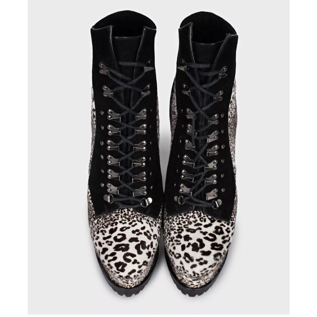 Esci con stile con questi splendidi stivaletti con stampa animalier di Alaïa! Realizzati in pelle e camoscio di lusso, questi stivaletti stringati faranno sicuramente colpo. 

Caratteristiche:

- Design animalier di grande effetto

- Tomaia in pelle