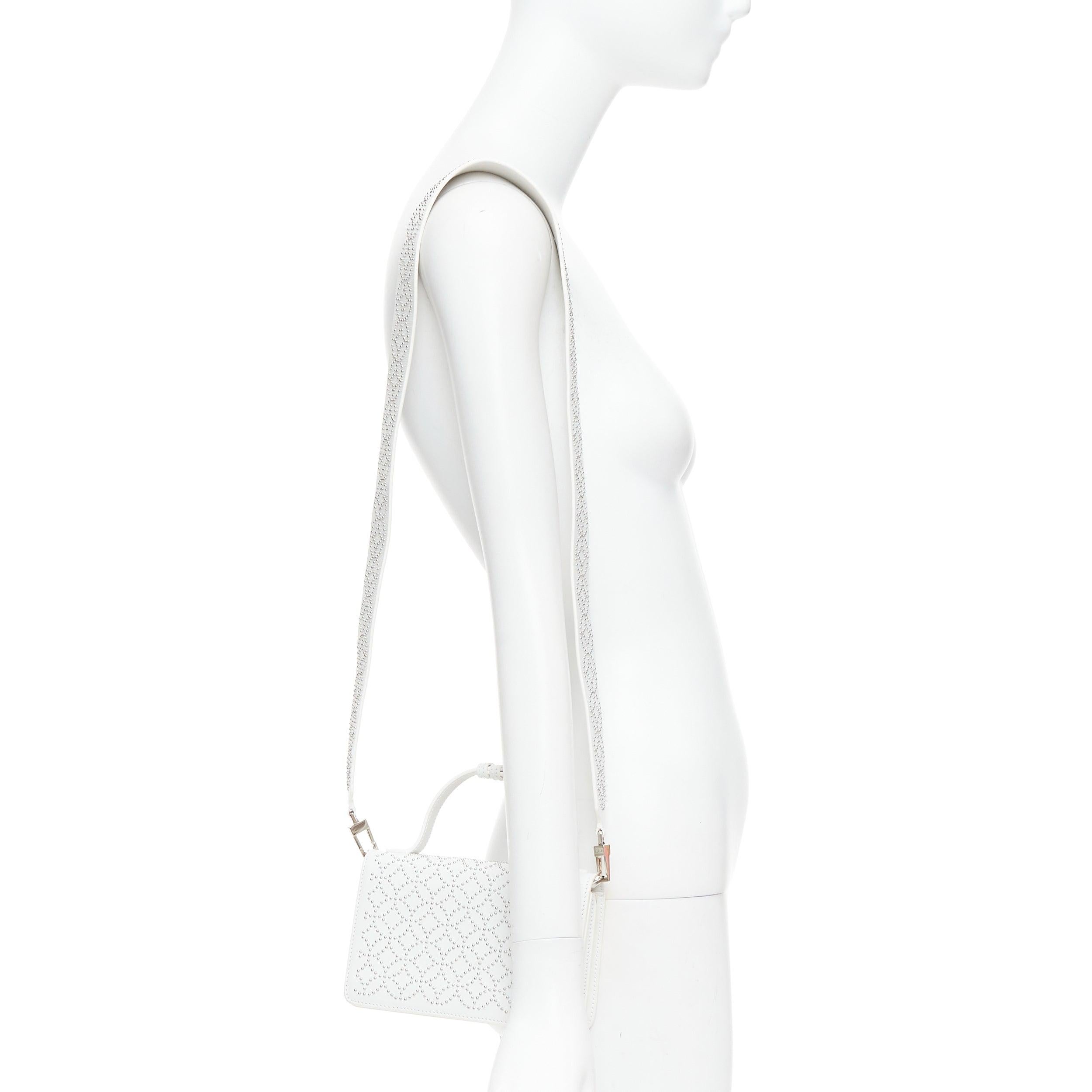 Bolso cruzado ALAIA Arabesque Franca blanco con tachuelas de plata
Referencia: KYCG/A00163
Marca: Alaia
Model No: Arabesque
Material: Piel
Color: Blanco, Plata
Patrón: Tachonado
Cierre: Imán
Forro: Piel blanca
Detalles adicionales: ALAIA Crossbody