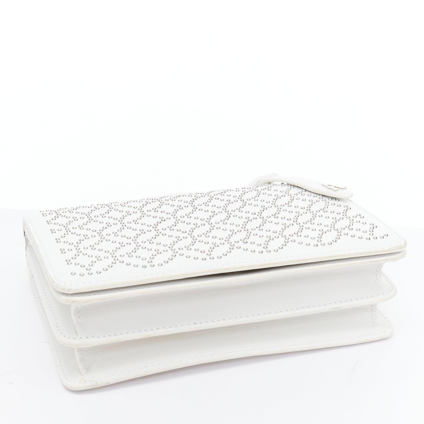 Bolso cruzado ALAIA Arabesque Franca blanco con tachuelas de plata en venta 1