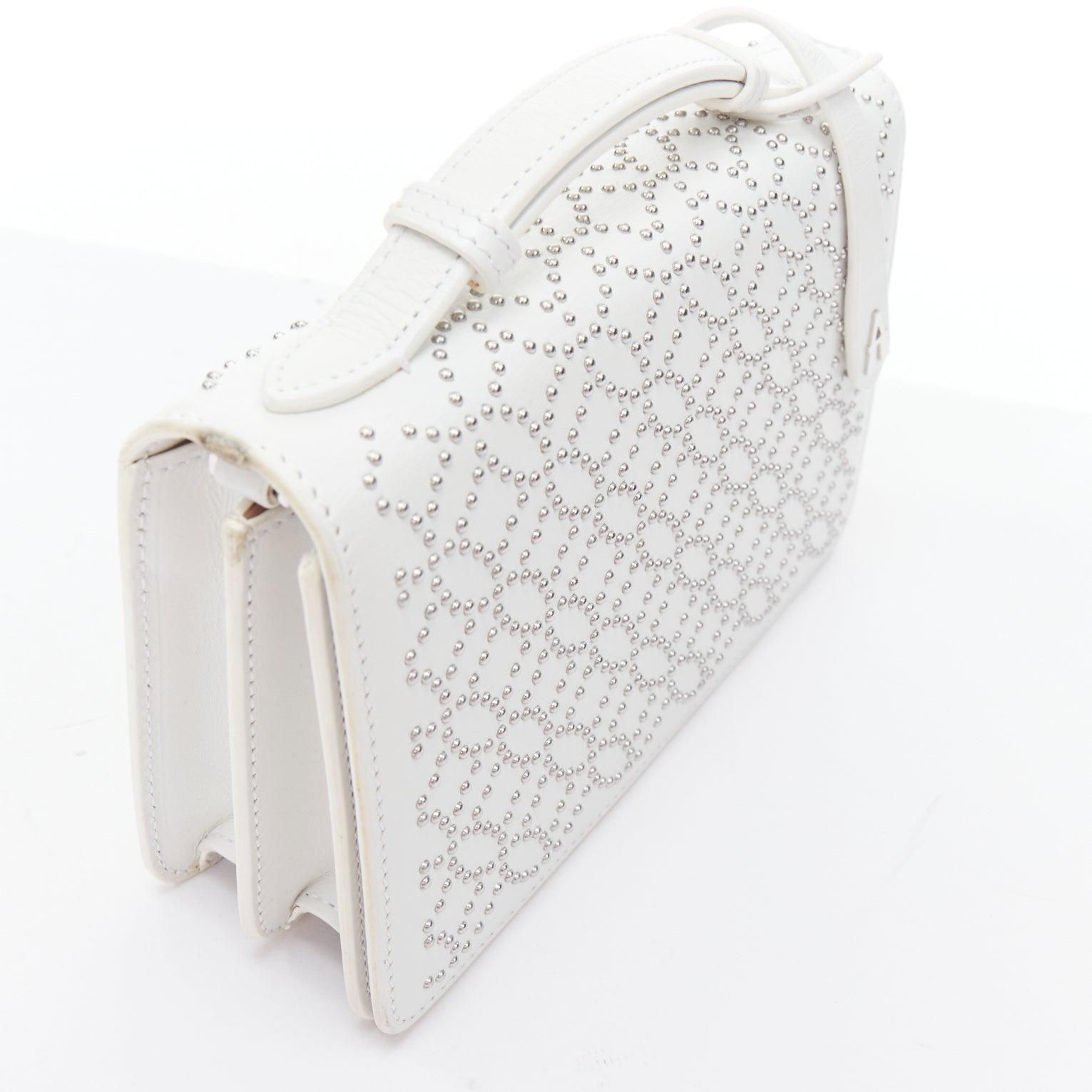 Bolso cruzado ALAIA Arabesque Franca blanco con tachuelas de plata en venta 3