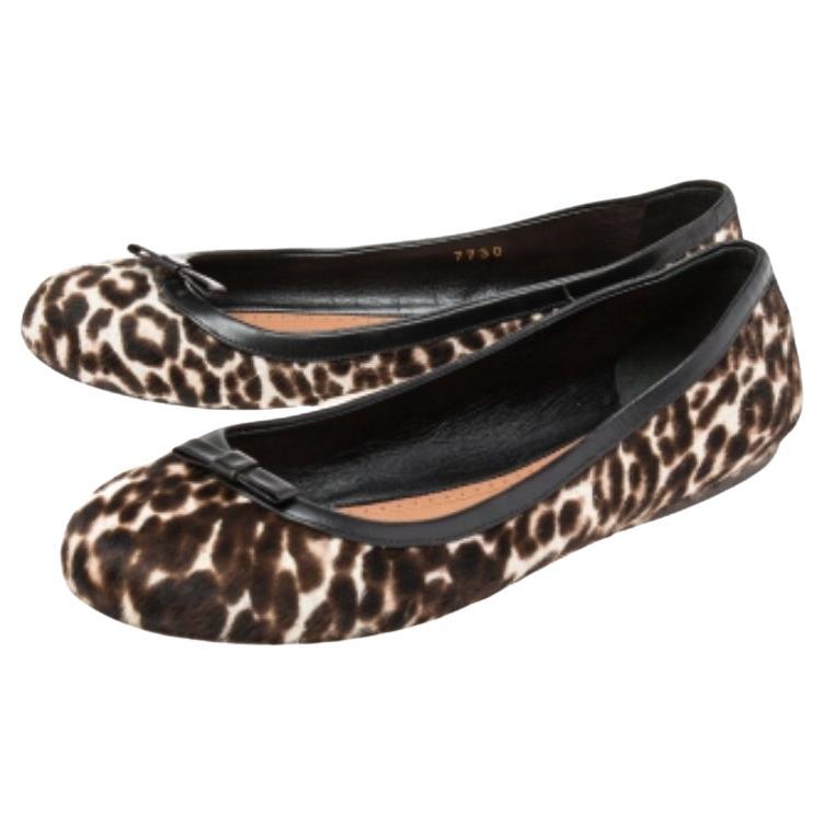 Con un design classico, queste ballerine di Alaia meritano un posto nella tua collezione di scarpe. Sono state realizzate in pelo di pony con stampa animalier e sono caratterizzate da piccoli fiocchi sulla tomaia. Foderate con comode solette, queste