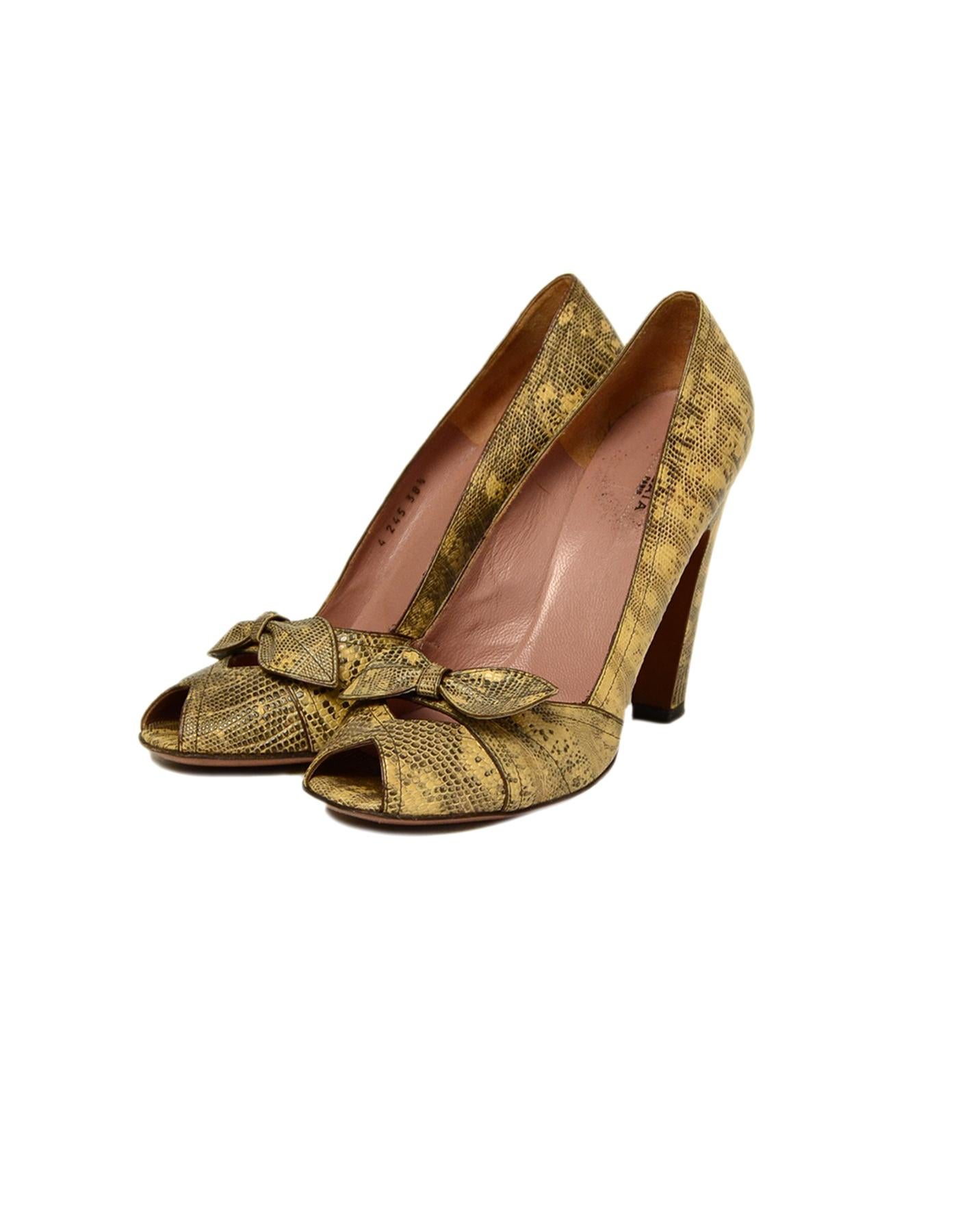 Alaia Beige Lizard Peep Toe Heels w/ Bow sz 38.5

Made In: Italy
Color: Beige
Materials: Lizard skin
Closure/Opening: Slide on
Overall Condition: Very good pre-owned condition, with light scratches to front, moderate wear to insoles and light wear