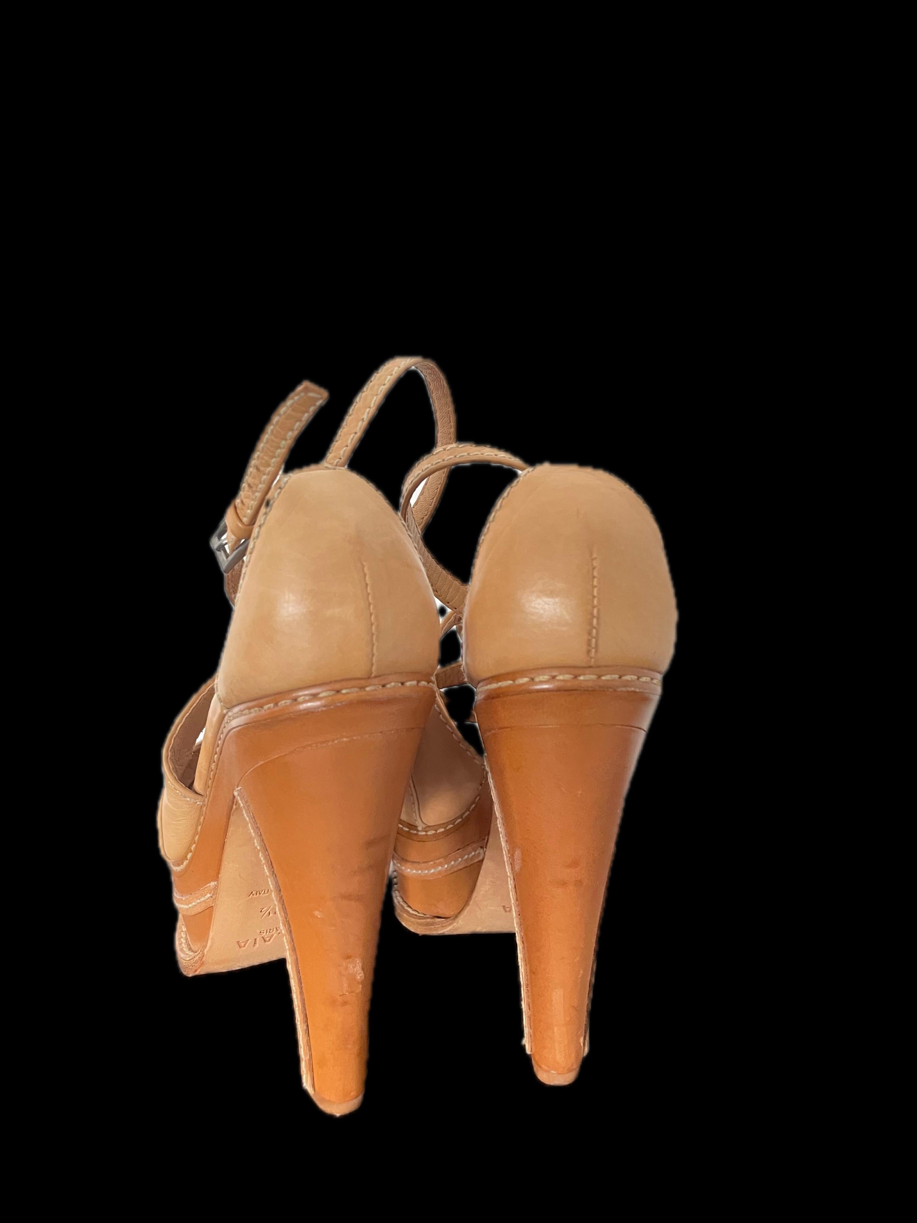 Alaïa beige open toe widen platfrom sandle  In Good Condition For Sale In Toronto, CA