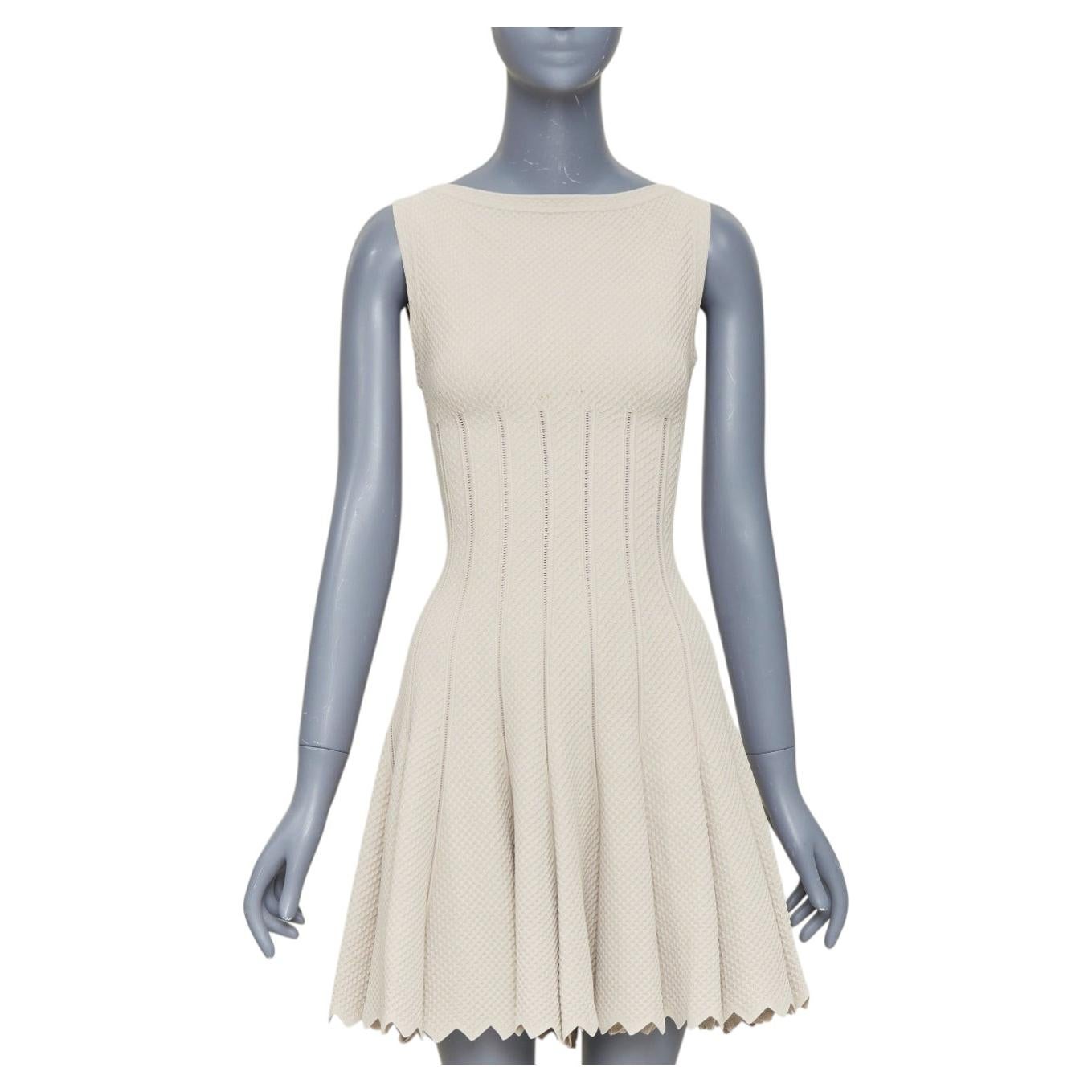 ALAIA Beiges Kleid aus Viskose mit Chevron-Muster, Zelljacquard und gewelltem Saum, Größe FR38 M