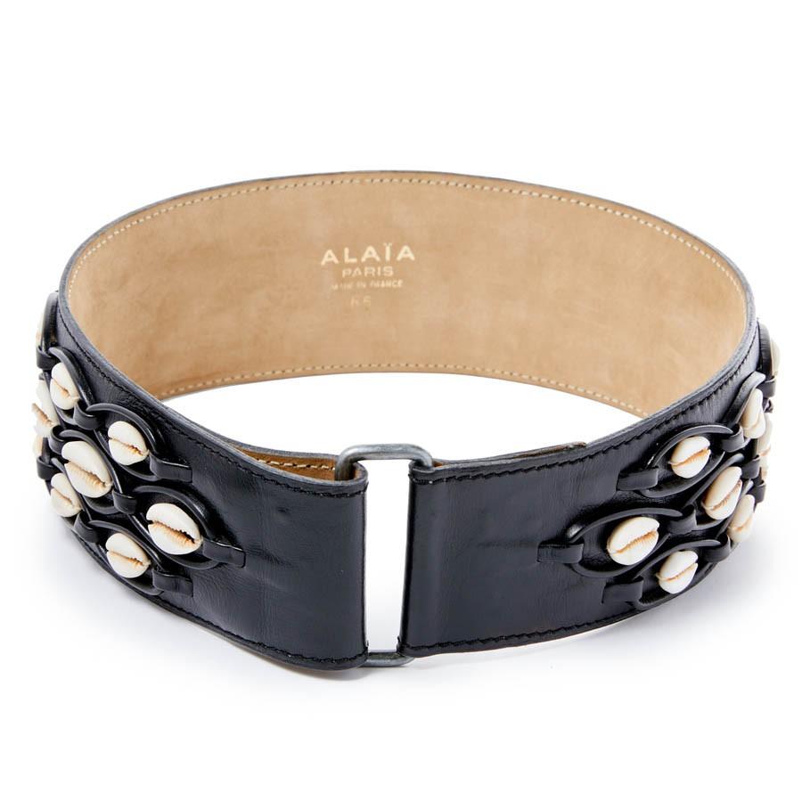ALAIA Belt in Black Leather and White Shells. It is a nod to the mineral, which Azzedine Alaia wanted to pay tribute to.
In very good condition.
Made in France.
Size: 65cm x 7cm.

Will be delivered in a non-original dustbag.