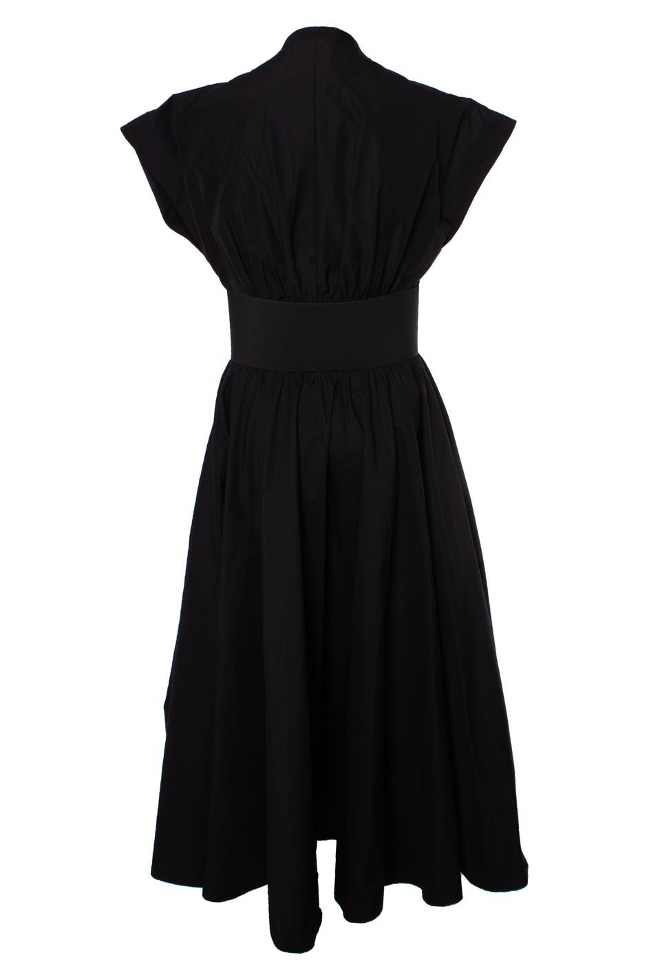Alaia, Belted cotton midi poplin dress in black. The item is in very good condition.

• CONDITION: very good condition 

• SIZE: FR42 - L 

• MEASUREMENTS: length 130 cm, width 45 cm, waist 39 cm, shoulder width 42 cm, sleeve length 8 cm

•