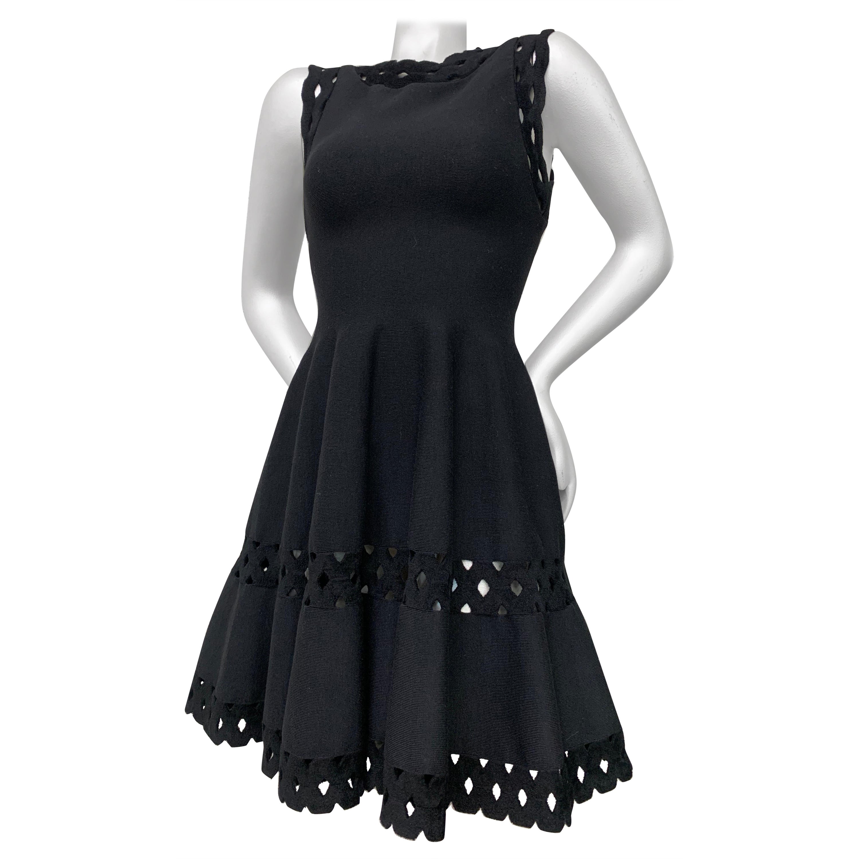 Alaia Schwarzes von den 1950er Jahren inspiriertes kleines Schwarzes Kleid mit Ösensaum und Einsätzen am ganzen Rock