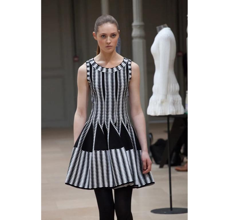ALAÏA - (Made in Italy) Black and white mesh flared skirt. Size 42IT. 2014/2015 Fall-Winter Collection.

Additional information:
Condition: Very good condition
Dimensions: Skirt: Waist: 36 cm - Length: 58 cm
Period: 21st Century

Seller Reference: