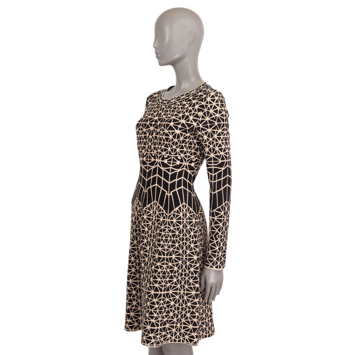 ALAIA black beige viscose 2016 GEOMETRIC JACQUARD FLARED Dress 42 L In Excellent Condition For Sale In Zürich, CH