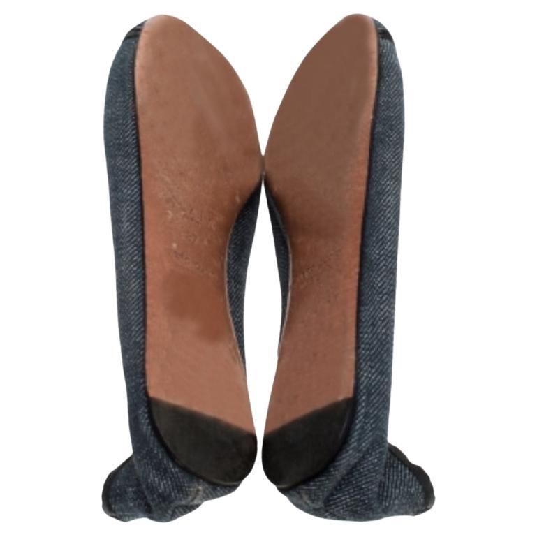 Nous avons craqué pour cette paire de ballerines Alaia. Elles ont été confectionnées en denim et sont dotées de finitions en cuir, de semelles intérieures en cuir et de nœuds sur l'empeigne. Confortable et facile à arborer, cette douce paire gagnera