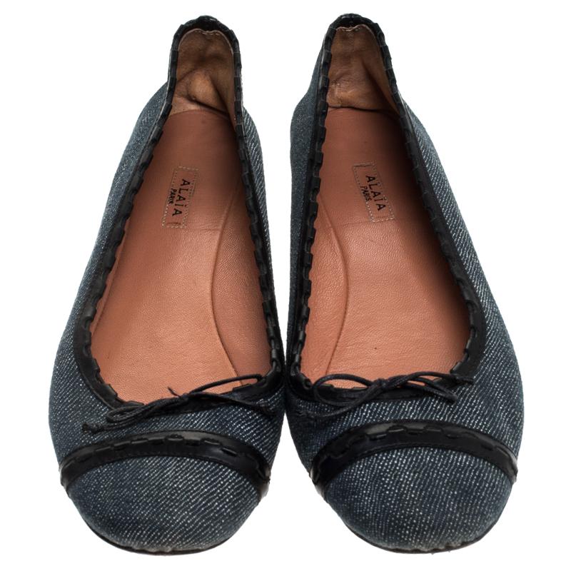 We have fallen for this pair of ballet flats from Alaia. They have been crafted from denim and styled with leather trims, leather insoles and bows on the uppers. Comfortable and easy to flaunt, this sweet pair will definitely earn your