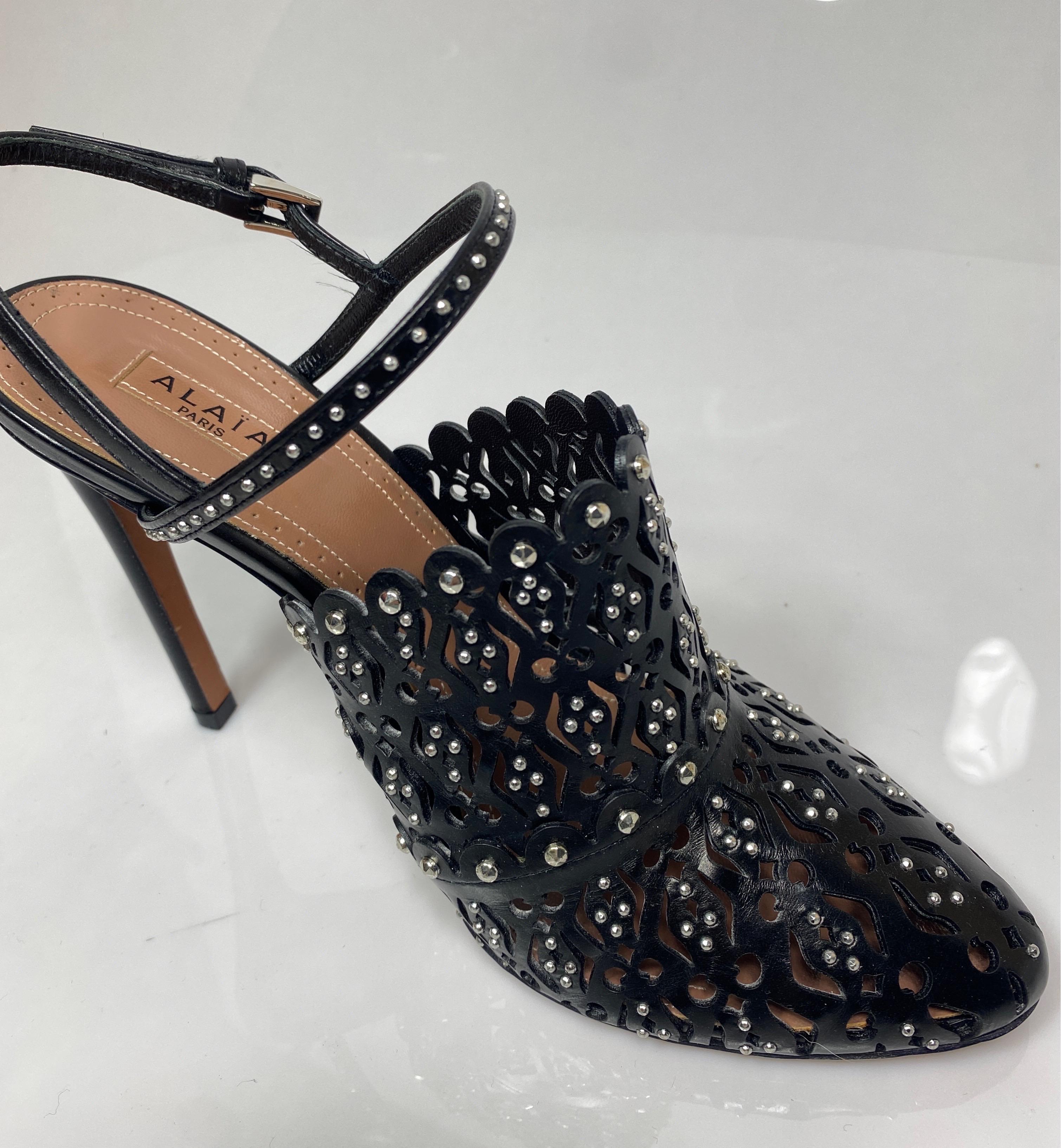 Alaia Black “Bottines” slingback heels - Size 37.5 In Excellent Condition For Sale In West Palm Beach, FL