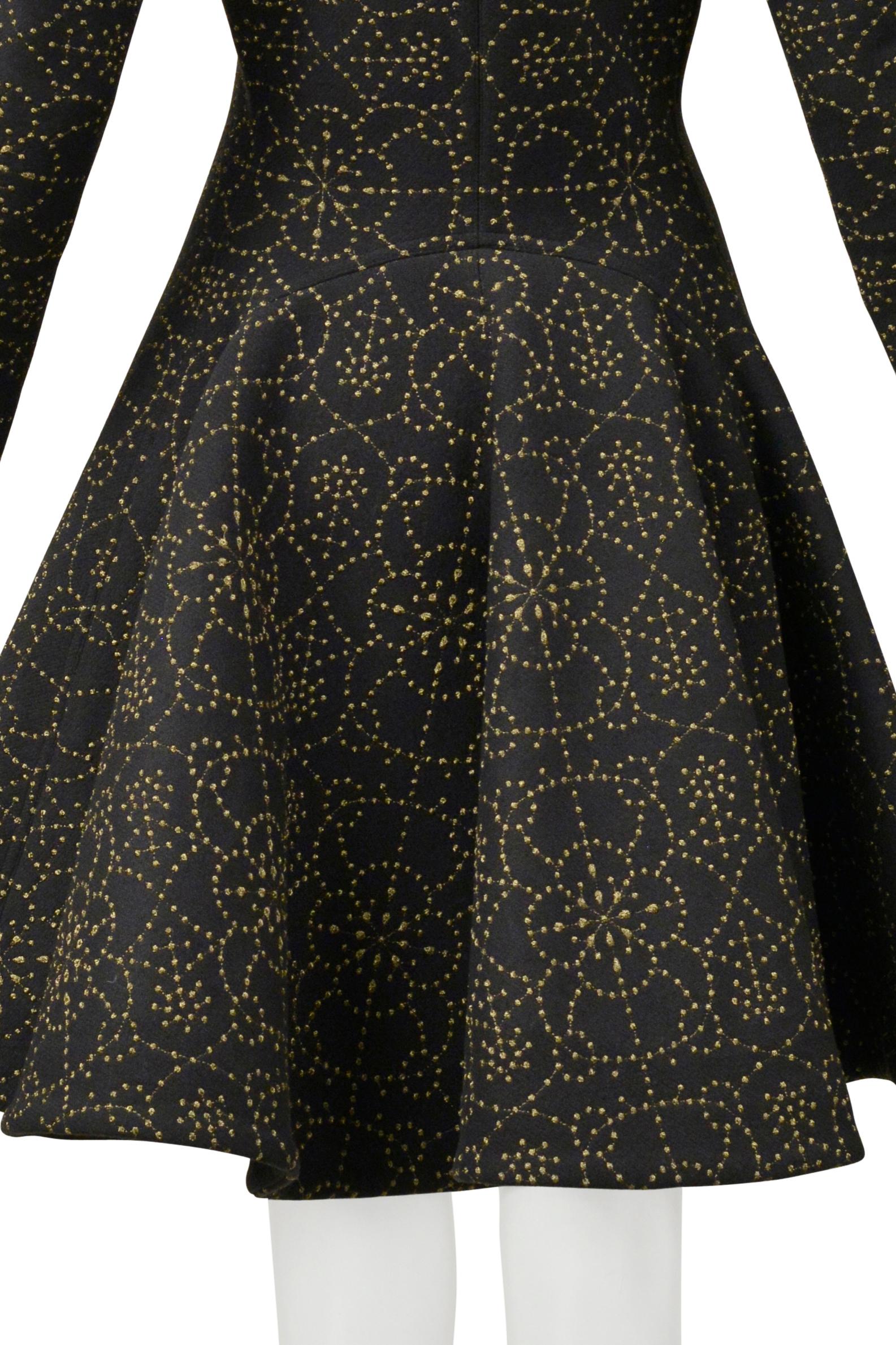 Manteau noir Alaia avec broderie en or métallisé en vente 5