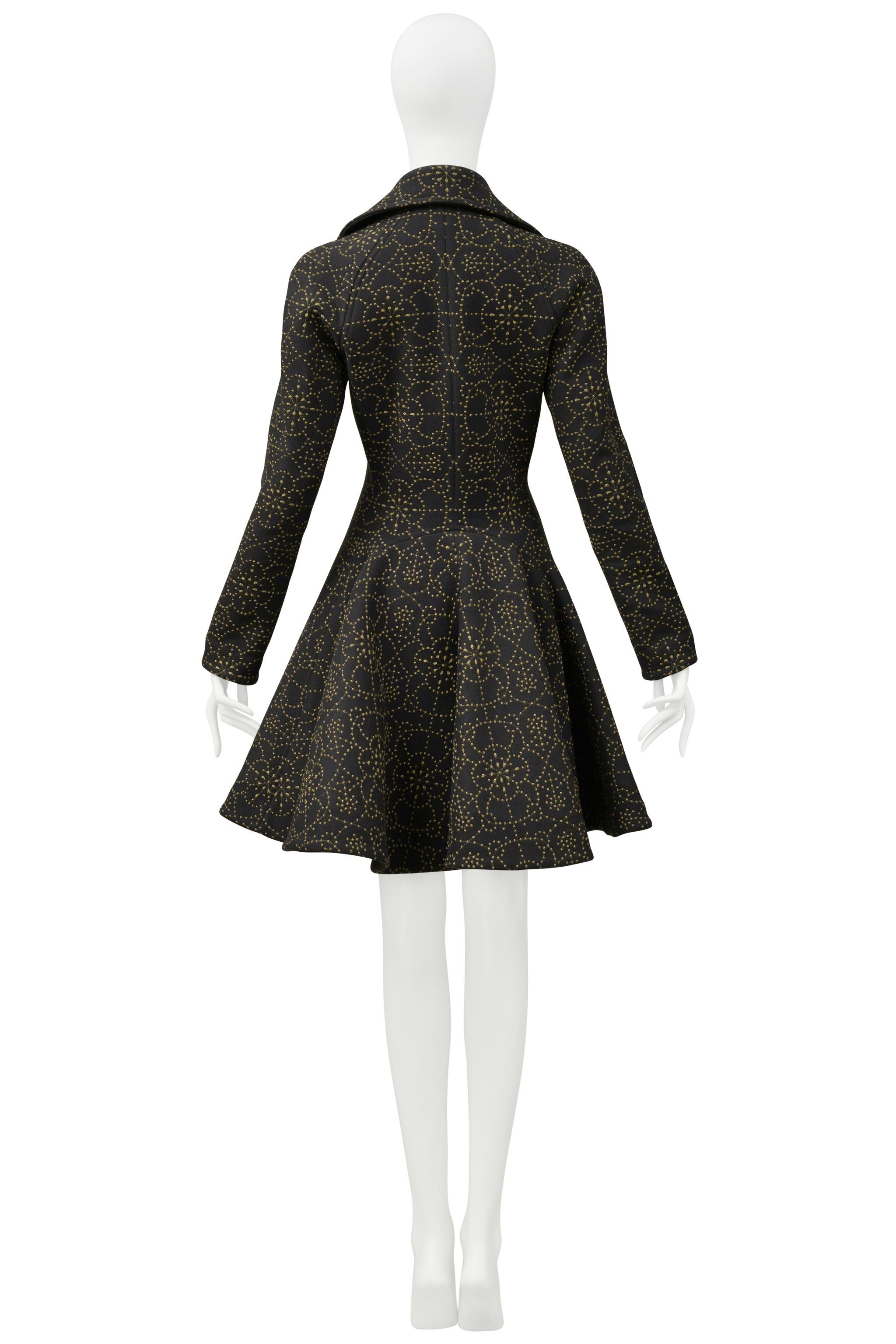 Manteau noir Alaia avec broderie en or métallisé en vente 6