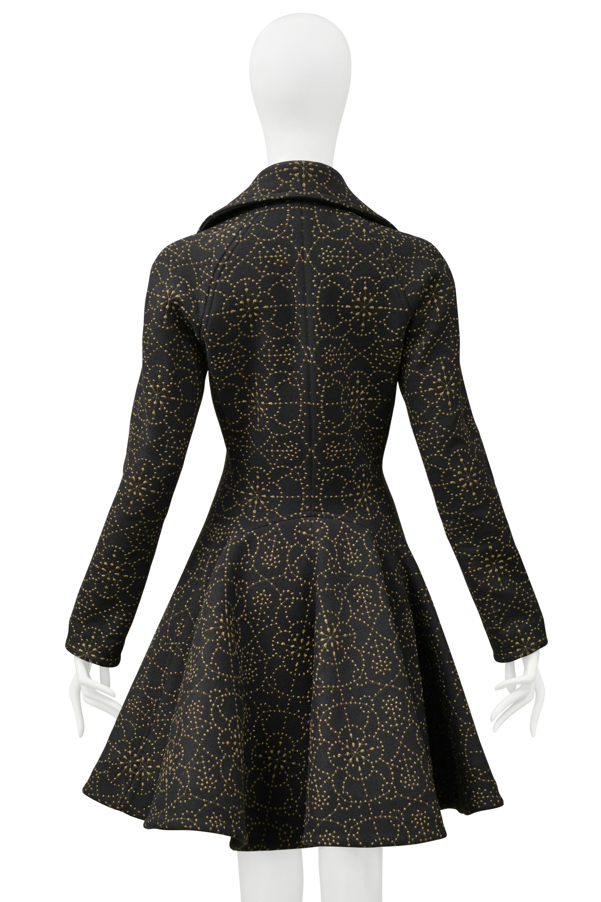 Manteau noir Alaia avec broderie en or métallisé en vente 7