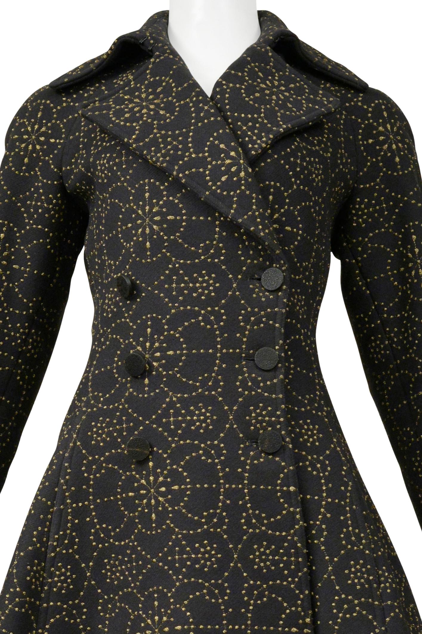 Resurrection Vintage a le plaisir de vous proposer un manteau vintage en laine noire d'Azzedine Alaia, avec des broderies métalliques dorées, la signature d'Alaia à la taille, un double boutonnage et une longueur au genou.

Azzedine Alaia