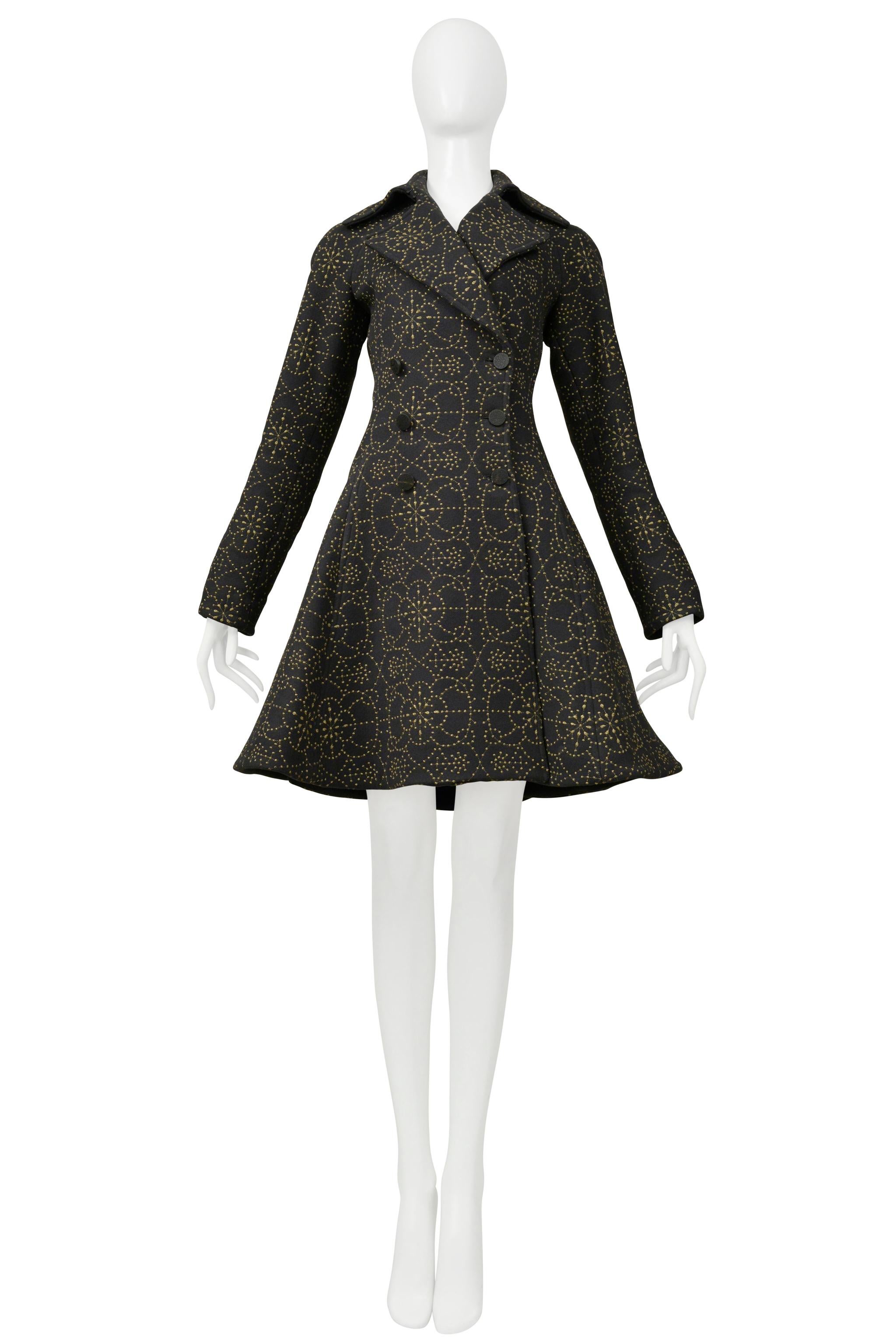 Noir Manteau noir Alaia avec broderie en or métallisé en vente
