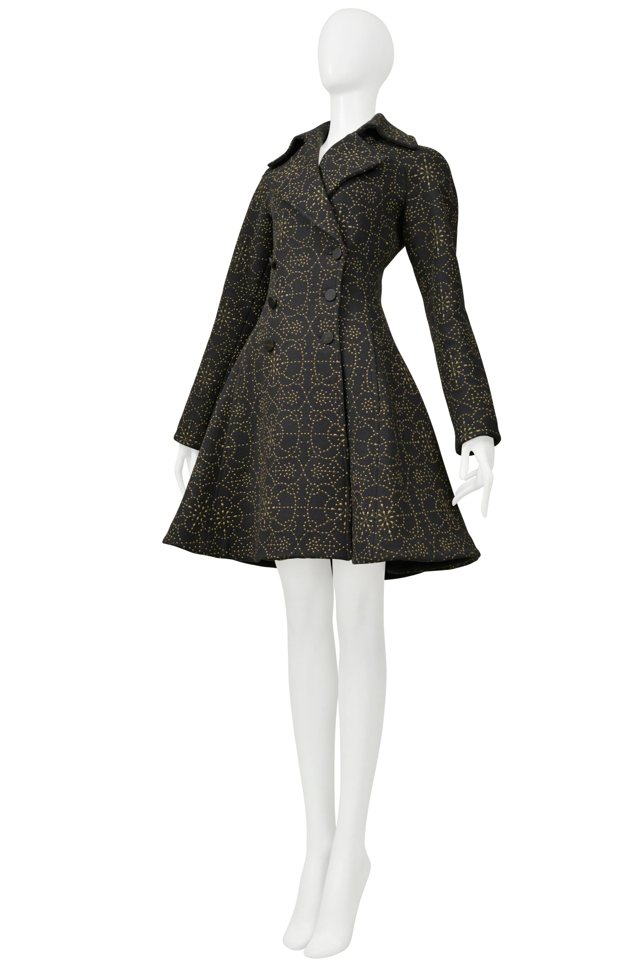 Manteau noir Alaia avec broderie en or métallisé en vente 1