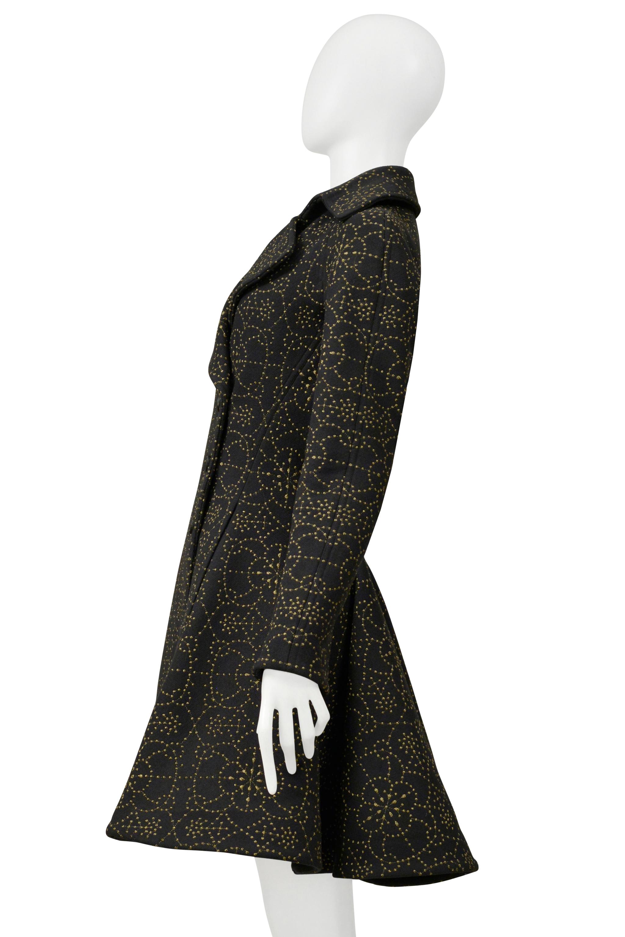 Manteau noir Alaia avec broderie en or métallisé en vente 2