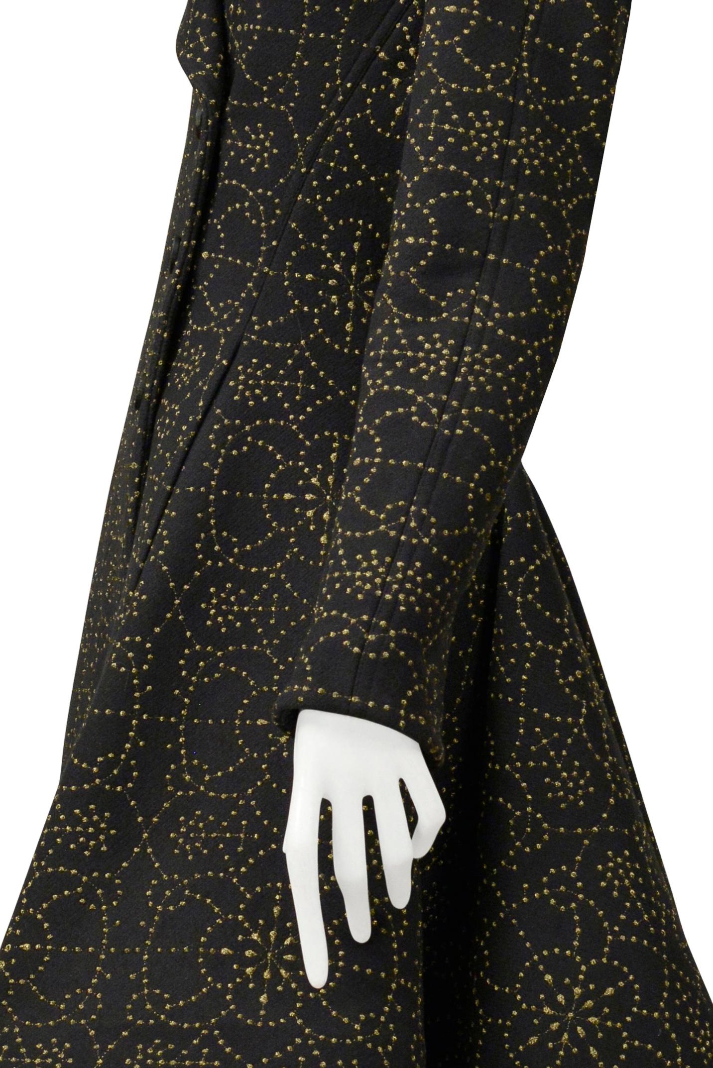 Manteau noir Alaia avec broderie en or métallisé en vente 3