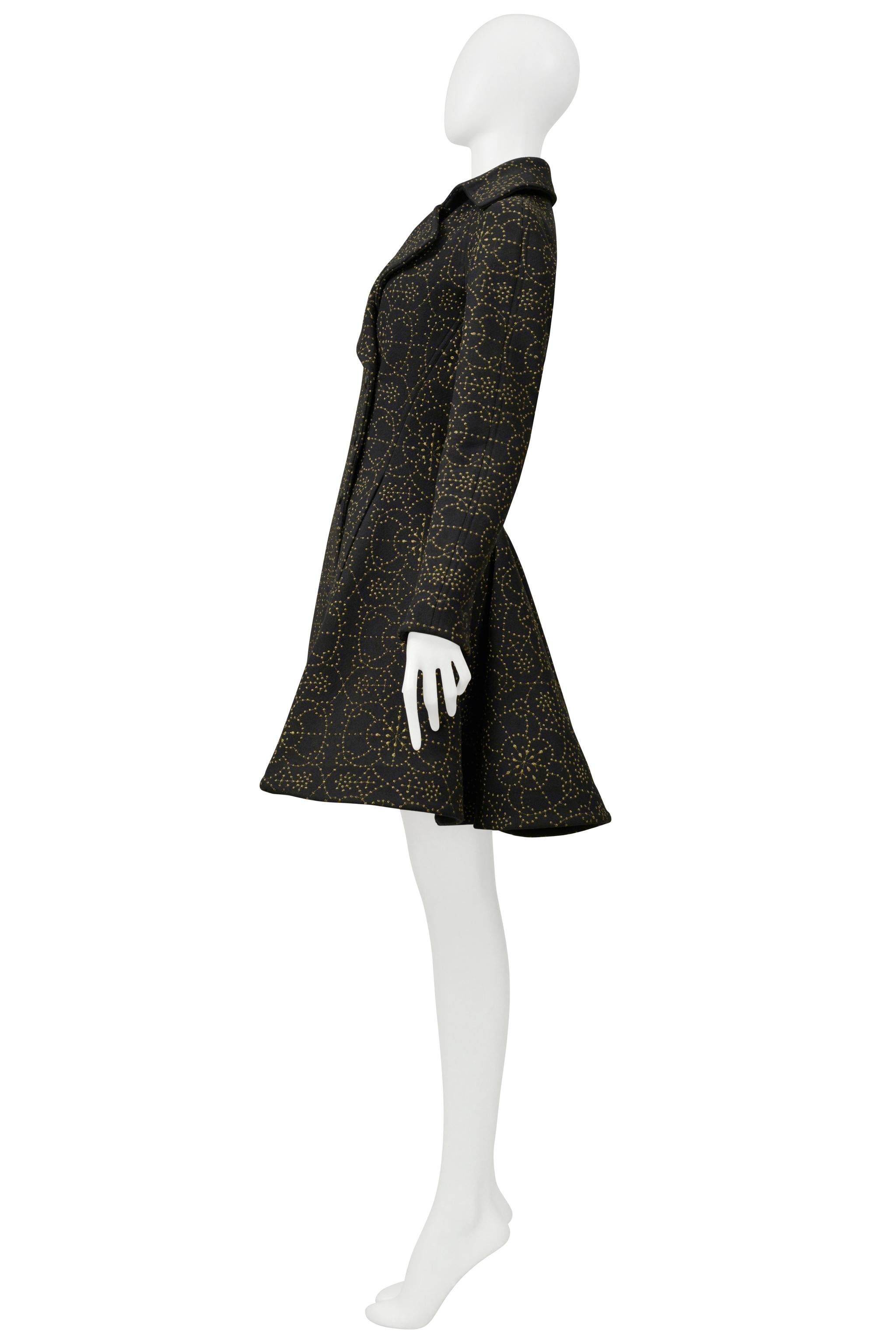 Manteau noir Alaia avec broderie en or métallisé en vente 4
