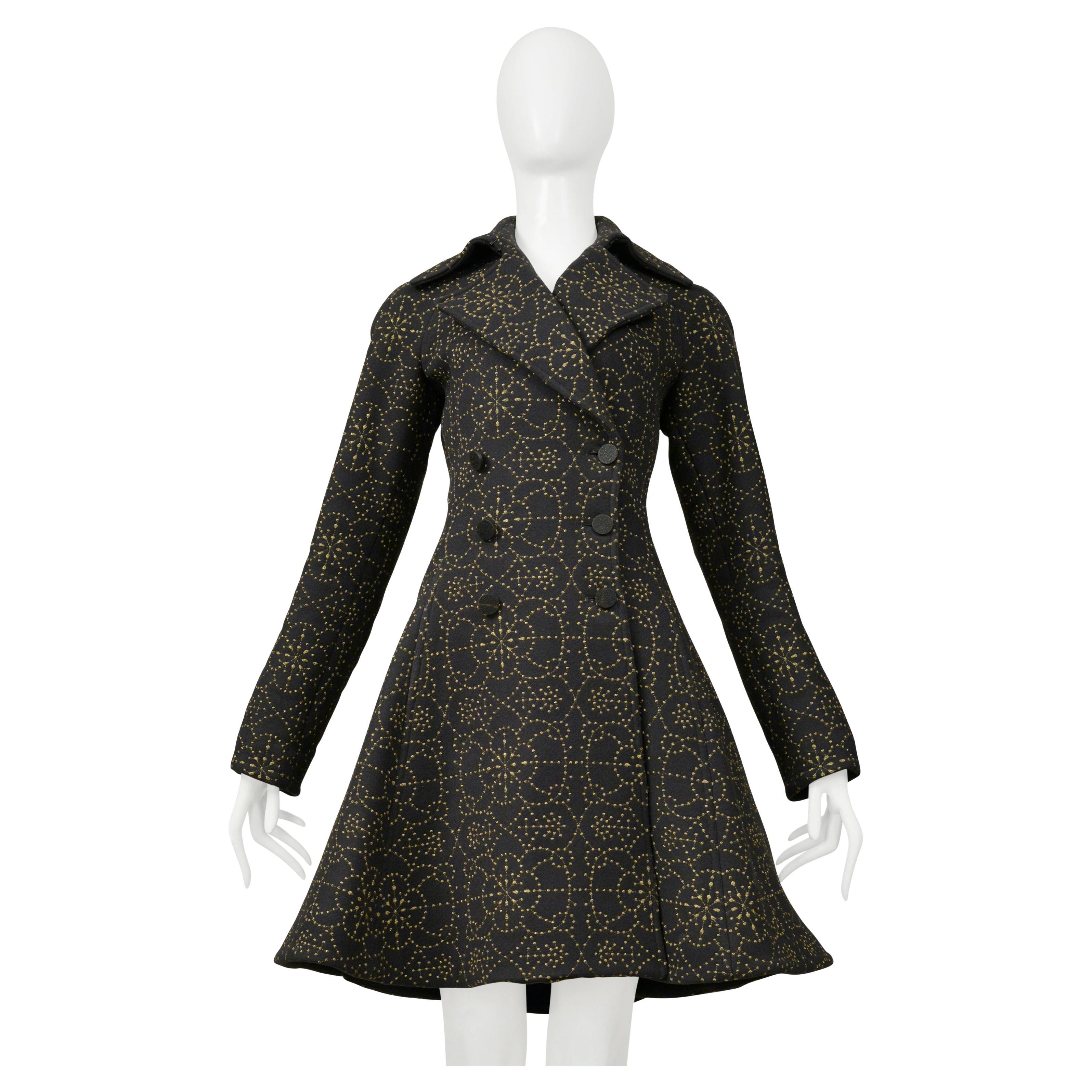 Manteau noir Alaia avec broderie en or métallisé en vente