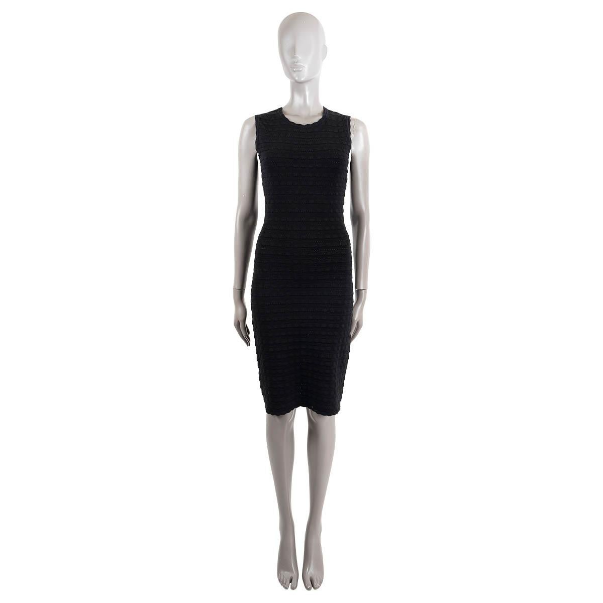 100% authentic Alaïa scalloped jacquard bodycon dress in black cotton (80%), polyamide (15%) and polyester (5%). Opens with a concealed zipper on the side. Unlined.Has been worn and is in excellent condition

Measurements
Tag