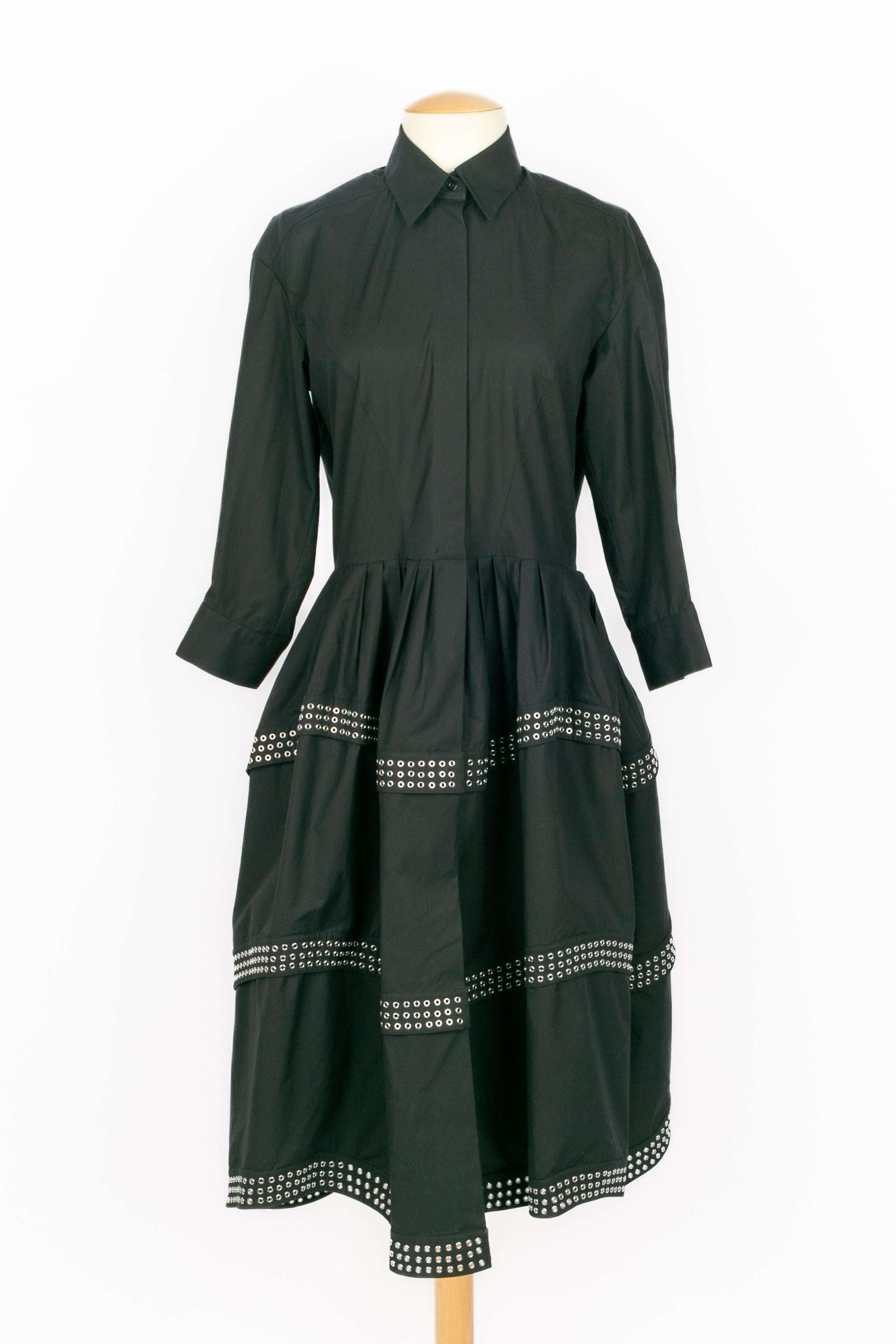 ALAÏA - (Made in Italy) Mid-length flared black cotton dress, decorated with metallic pearl strips. Size 40IT.

Condition:
Very good condition

Dimensions:
Shoulder width: 42 cm - Chest: 45 cm - Waist: 34 cm - Sleeve length: 46 cm - Length: 105