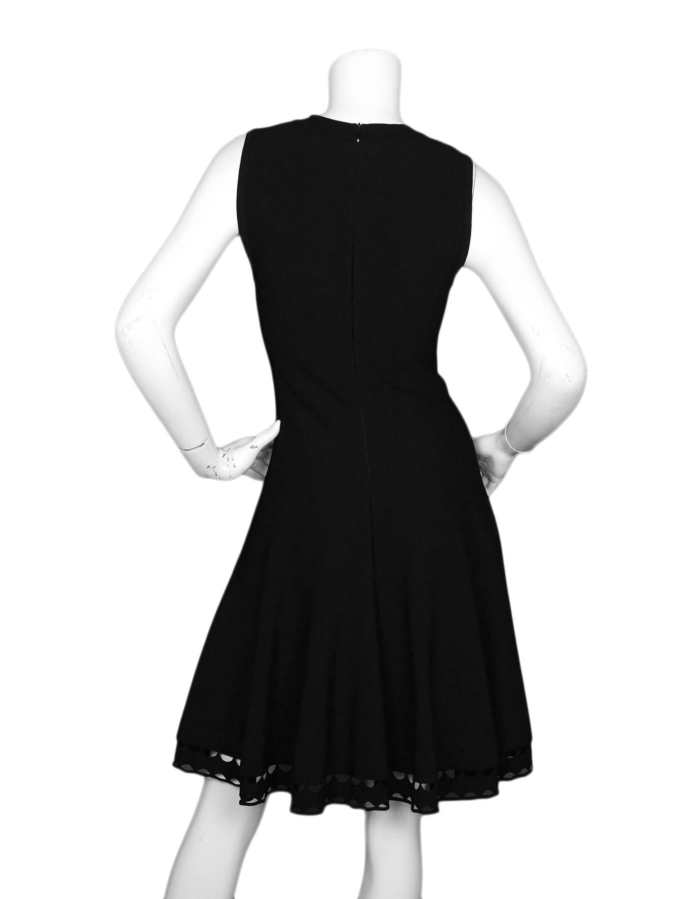 Alaia Schwarz Fit & Flare V-Ausschnitt ärmelloses Kleid mit Häkelsaum Gr. IT42 im Zustand „Hervorragend“ im Angebot in New York, NY
