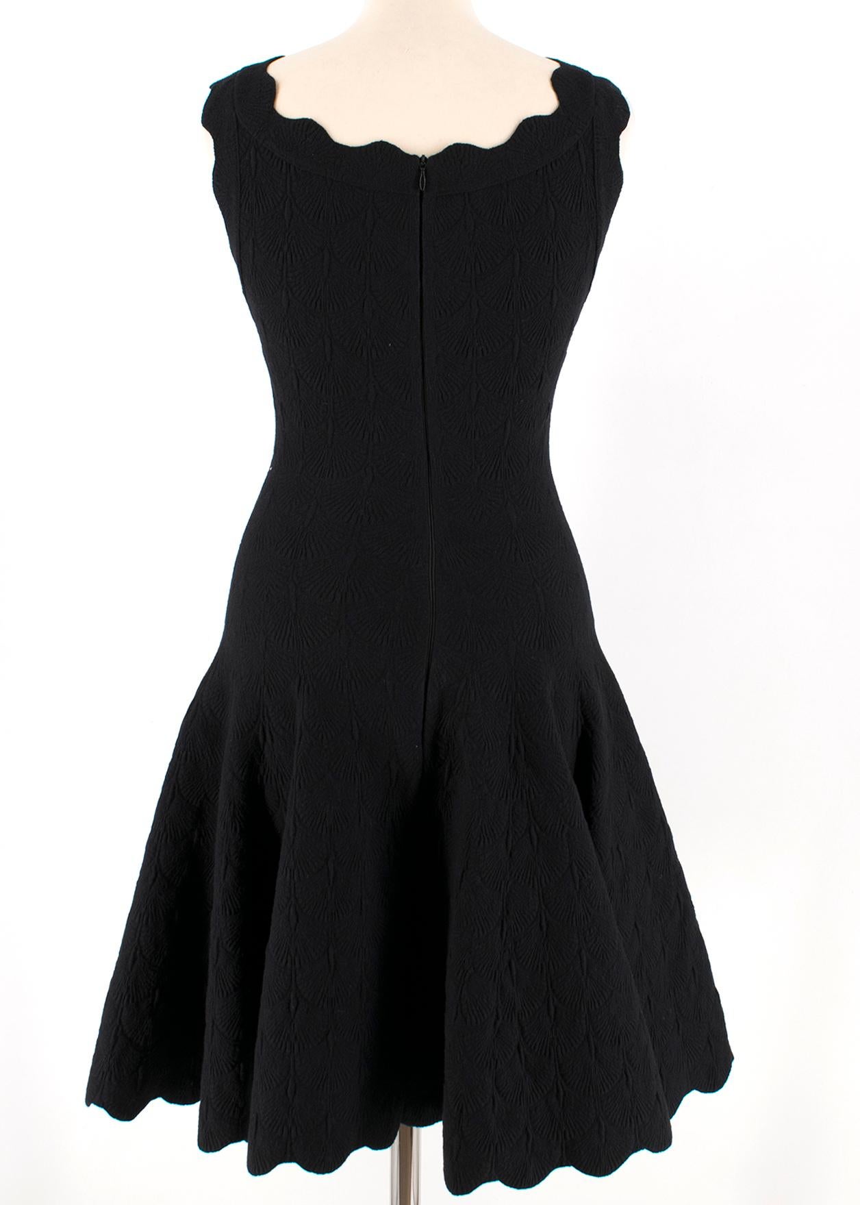 Alaia Black Jacquard-knit Scalloped Wool Mini Dress	36 In Excellent Condition In London, GB