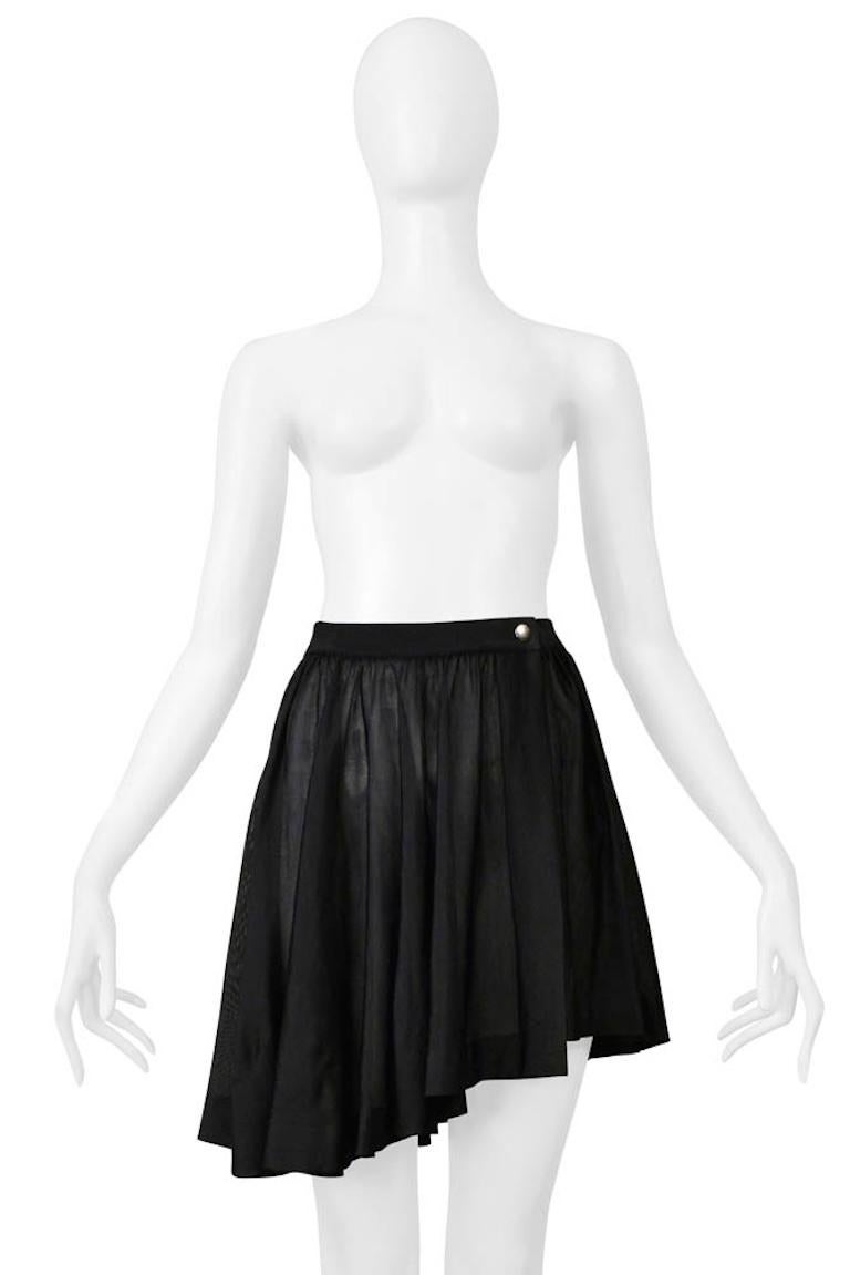 Resurrection Vintage a le plaisir de vous proposer une mini jupe vintage en jersey noir Azzedine Alaia avec une fermeture à bouton pression, une jupe circulaire froncée et une longueur mini asymétrique. 


Alaia 
Taille : Pas de Label de taille :