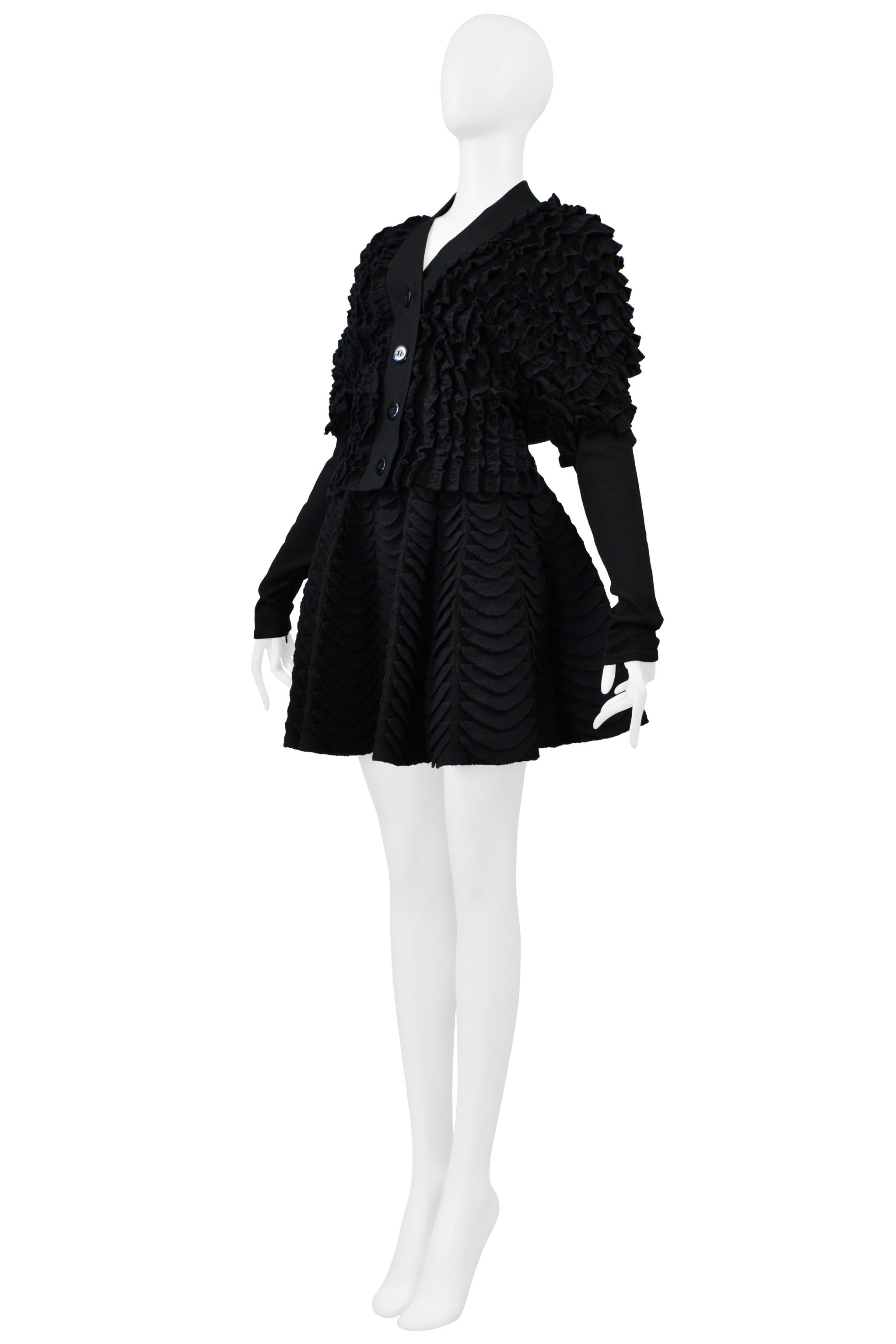 Alaia - Cardigan con volant e gonna a ventaglio in maglia nera in vendita 1