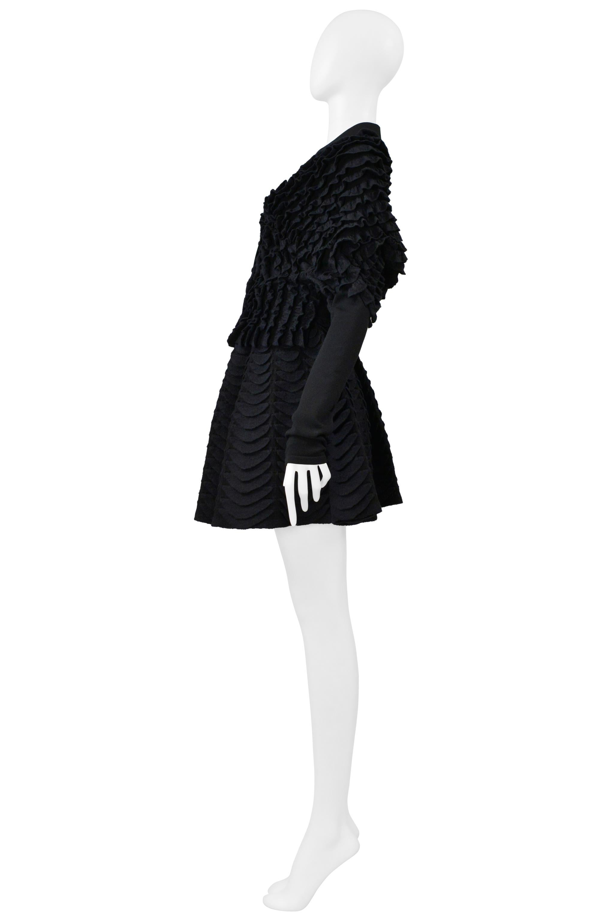 Alaia - Cardigan con volant e gonna a ventaglio in maglia nera in vendita 2