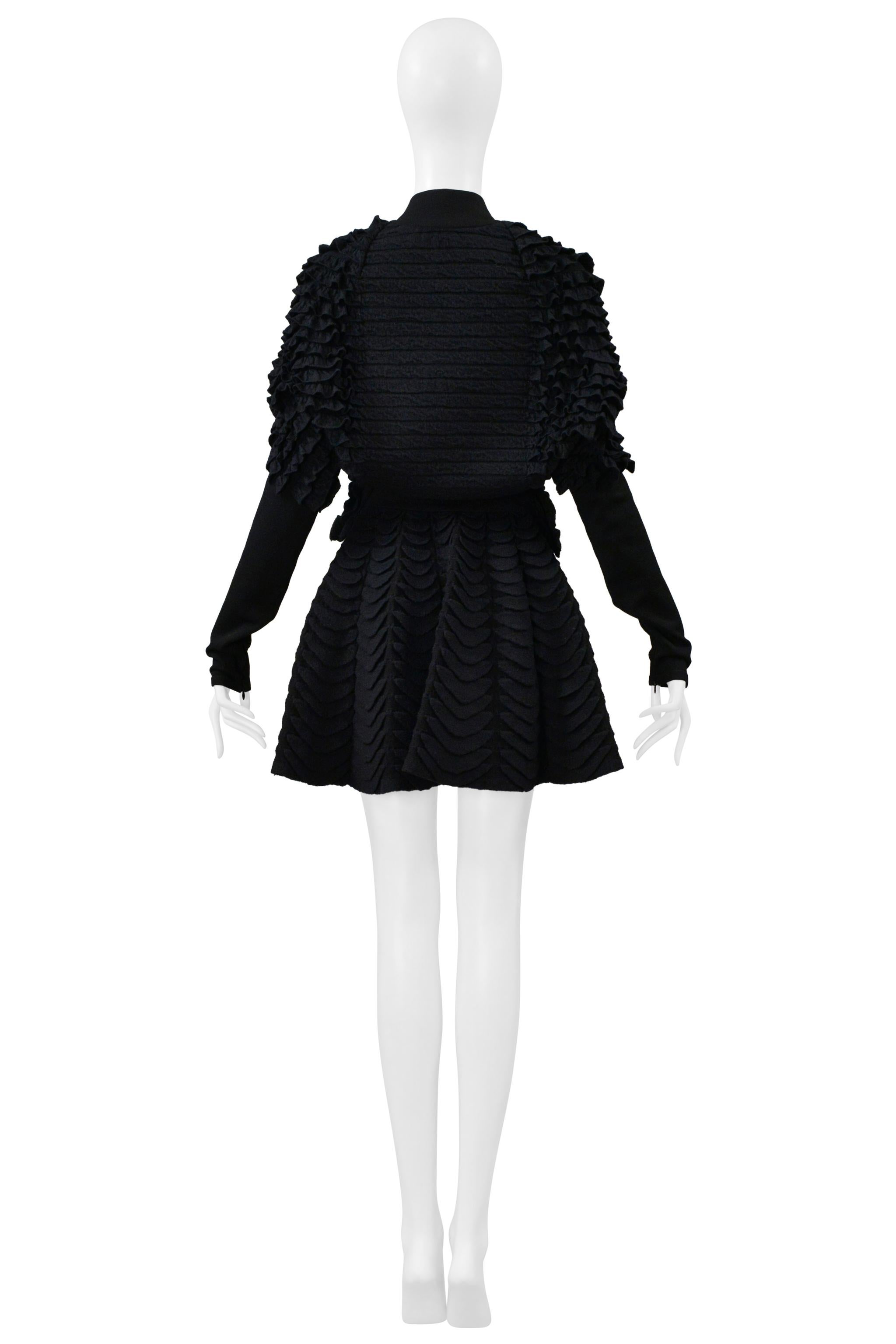 Alaia - Cardigan con volant e gonna a ventaglio in maglia nera in vendita 3