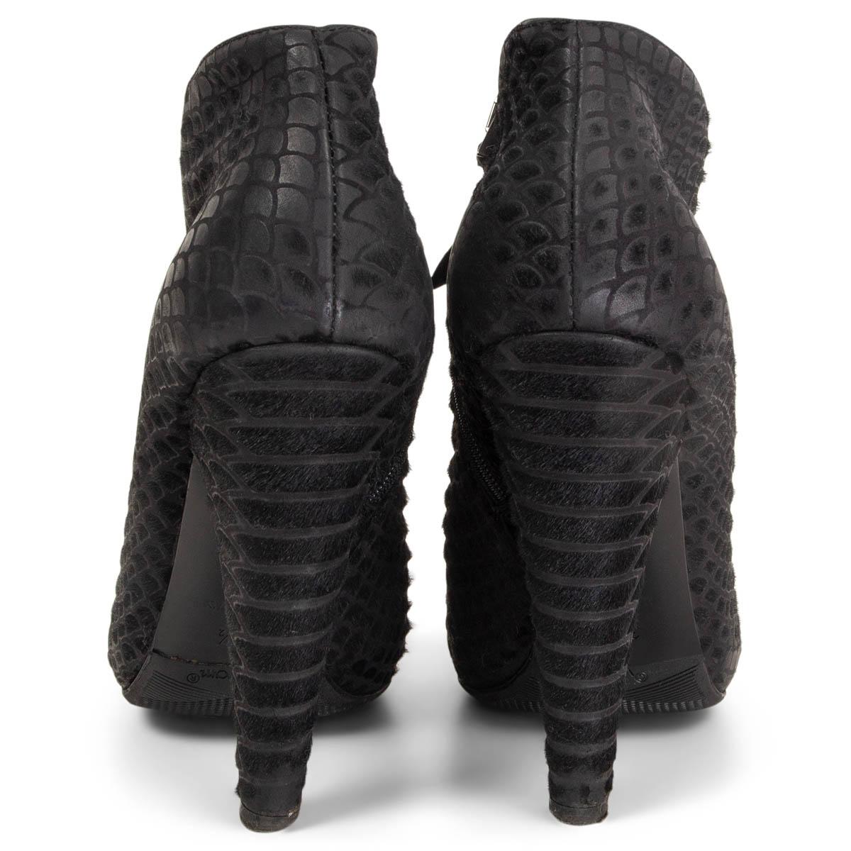 ALAIA black LASER CUT CALF HAIR SNAKE PRINT Ankle Boots Shoes 38.5 In Excellent Condition For Sale In Zürich, CH
