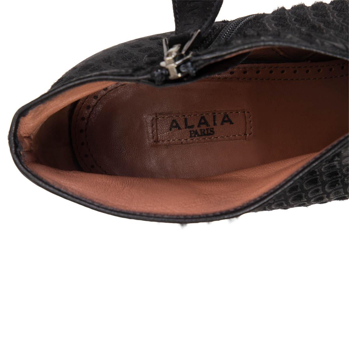 ALAIA - Bottines noires en cuir de veau noir avec imprimé peau de mouton, taille 38,5 en vente 1