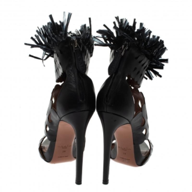 Noir Alaia Sandales en cuir noir et paille à franges découpées Taille 38 en vente
